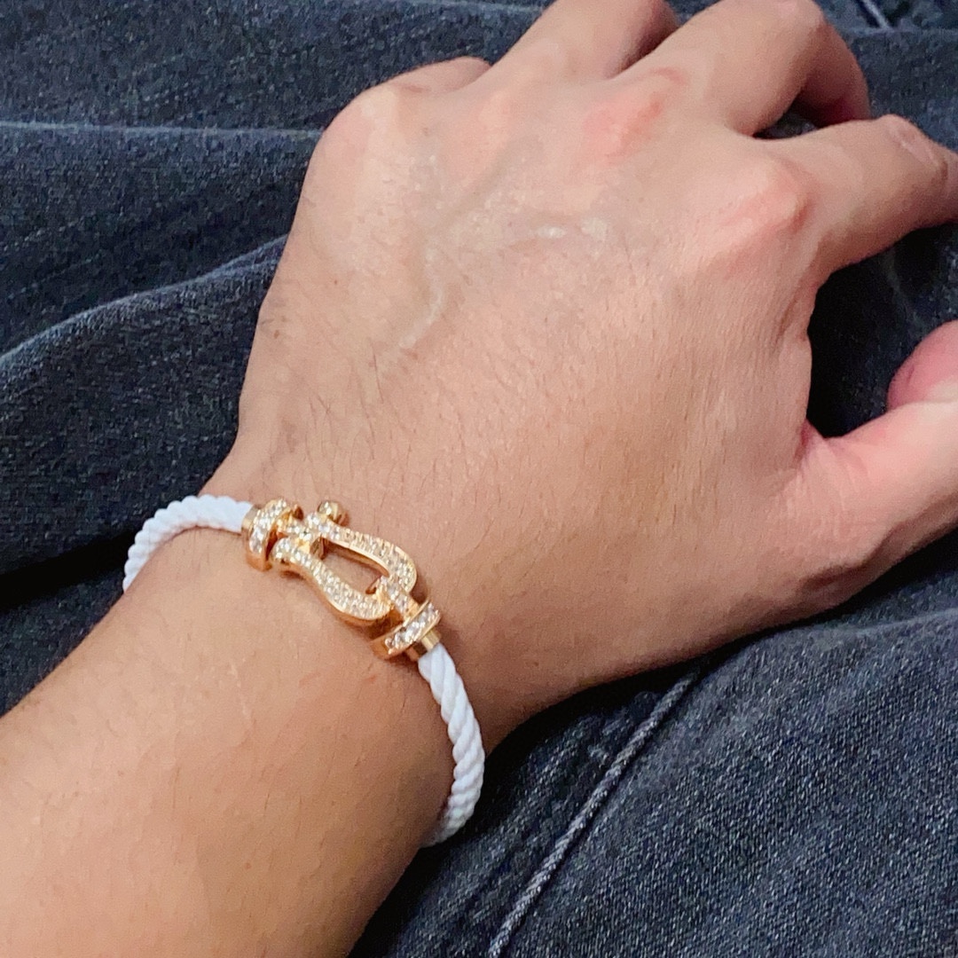 NO:688073,New product release hot Fred Feiden light color champagne gold buckle full diamond, half diamond, non-diamond horseshoe buckle unisex high quality nylon rope rose gold bracelet bracelet!  Big brand of red leather rope in the year of birth, fashionable and exquisite FORCE series bracelets, high-end customization ~ sub-gold micro-plating 18k gold craftsmanship, Seiko horseshoe buckle head bracelet!  The effect is very versatile. Internet celebrity expert. A must-have item for fashionistas. Rose gold, gold and silver buckles for men and women. Two sizes: 17/19cm. Other sizes can be customized. Boutique jewelry, bracelet, bracelet, gold.19860909新品发布火爆费雷德 Fred斐登浅色香槟金扣头满钻、半钻、无钻马蹄扣中性款高品质尼龙绳玫瑰金手链手镯！本命年红皮绳大牌 时尚 精致FORCE 系列手链高端定制～亚金微电镀18k金工艺 精工马蹄扣头手镯！上手效果非常百搭 网红达人 时尚一族必备单品 玫瑰金、黄金、银色扣头男女情侣款两个码数17/19cm其它码数均可定制,饰品精品,bracelet,bracelet,gold,Jewelry