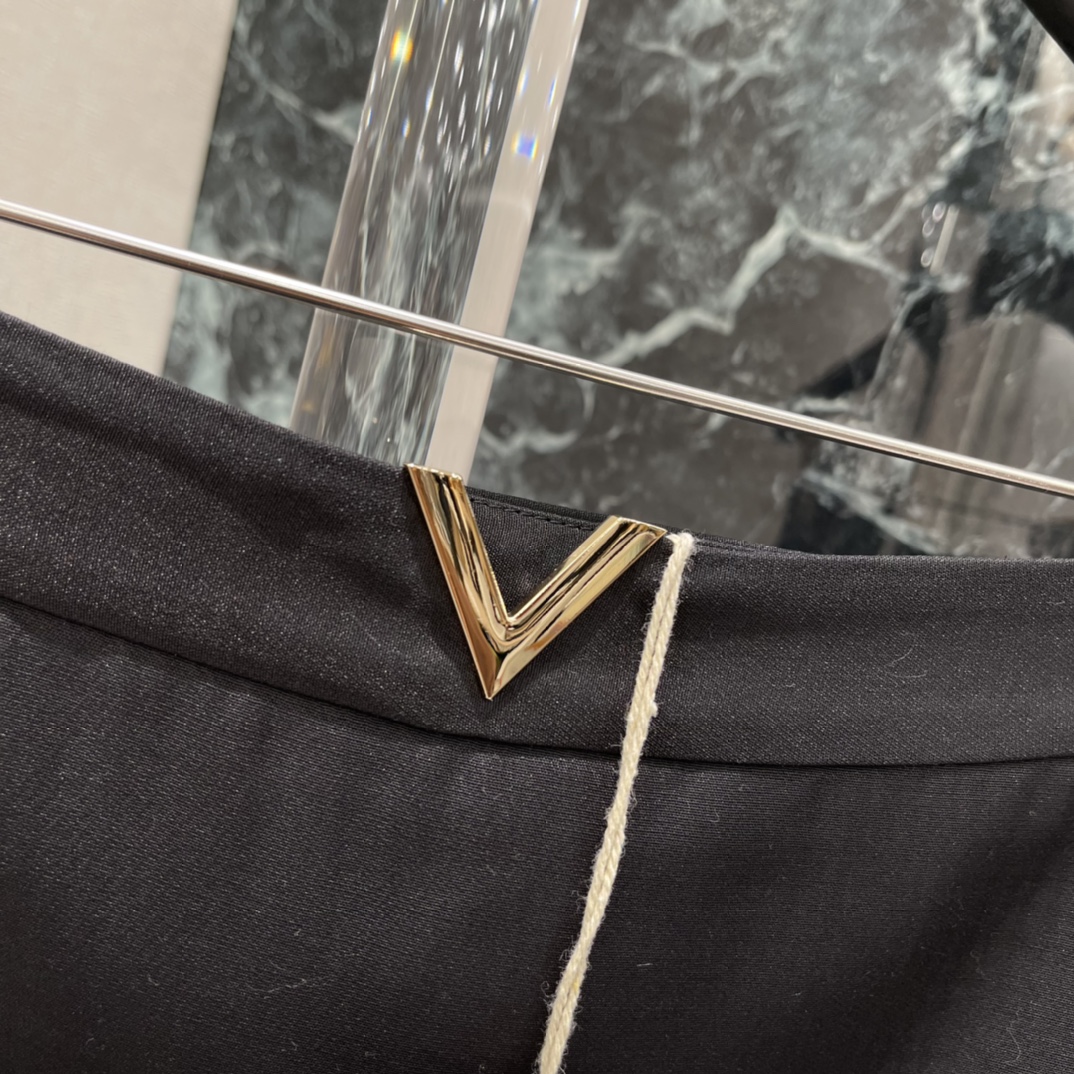 Val华伦 26春季新款 A字半身裙 高腰A字版型 简约大气 通勤日常都能轻松驾驭 金属V字Logo点缀