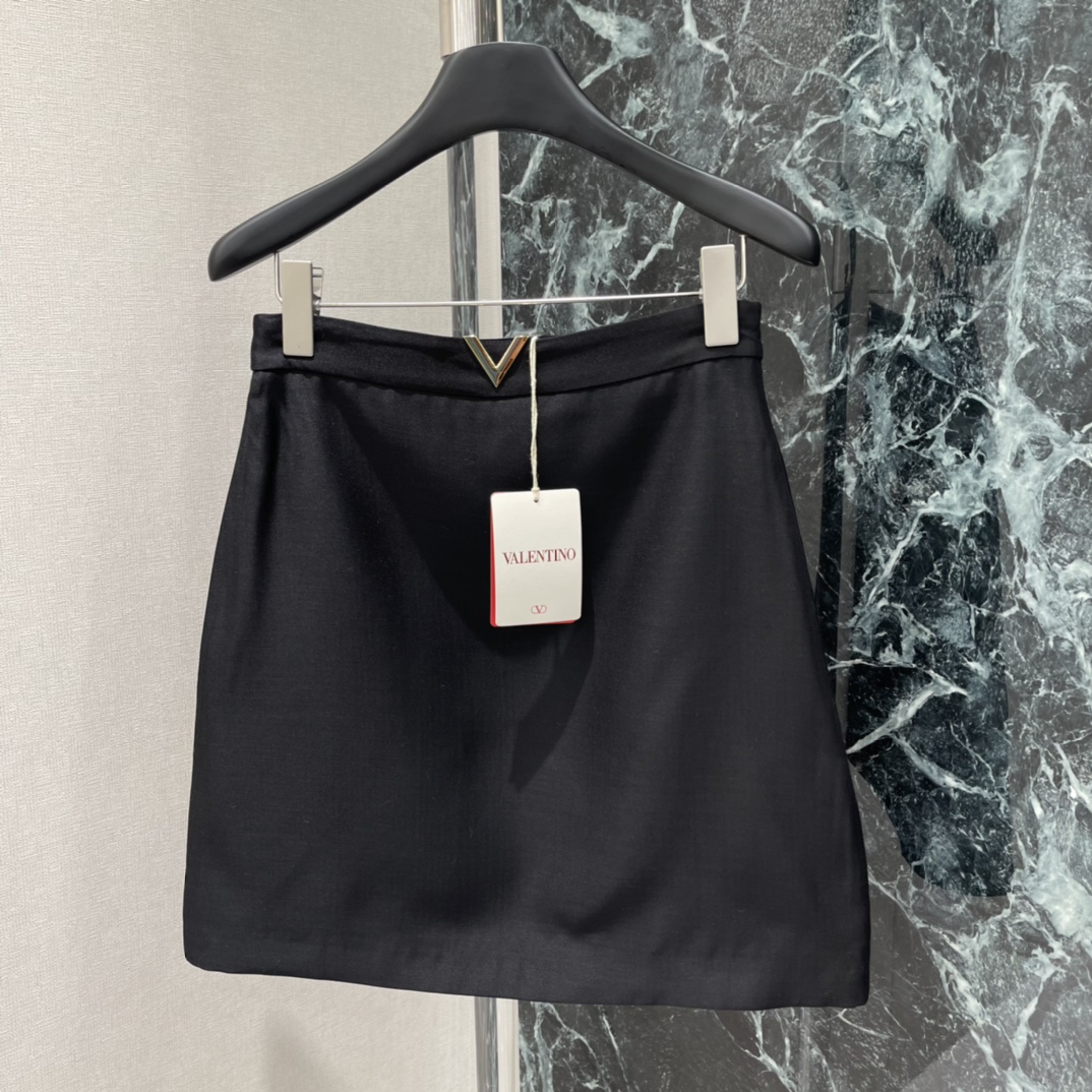 Val华伦 26春季新款 A字半身裙 高腰A字版型 简约大气 通勤日常都能轻松驾驭 金属V字Logo点缀