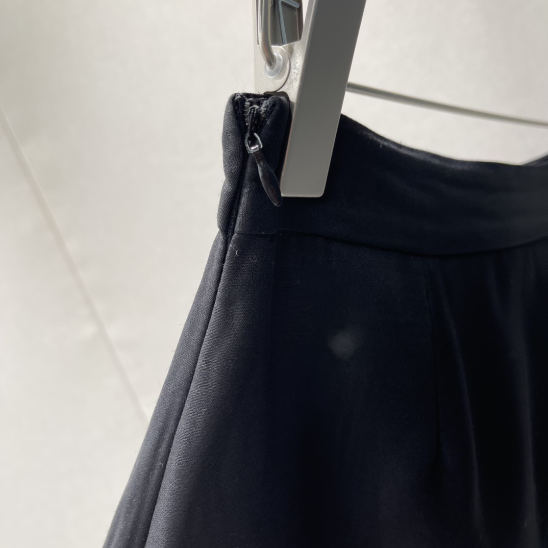 Val华伦 26春季新款 A字半身裙 高腰A字版型 简约大气 通勤日常都能轻松驾驭 金属V字Logo点缀