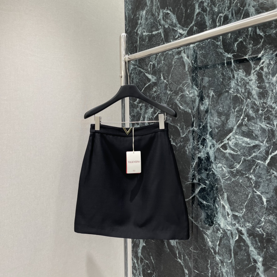 NO:702166,Val Warren 26 new spring A-line skirt, high-waisted A-line version, simple and elegant, can be easily used in daily commuting, metal V-letter logo embellishment, perfect brand recognition, moderate length, modifies the leg shape without losing elegance, can be easily matched with shirts, knitted or suit jackets, and can be easily switched between multiple styles. It is a must-have classic item for the wardrobe. One-color ready-made SML, Valentino-clothing, valentino, skirts, jackets & coats, shirts, business suit,19860909Val华伦 26春季新款 A字半身裙 高腰A字版型 简约大气 通勤日常都能轻松驾驭 金属V字Logo点缀 品牌辨识度满分 裙长适中 修饰腿型又不失优雅 随手搭配衬衫 针织或西装外套都很出彩 轻松切换多种风格 是衣橱必备经典单品.一个色现货SML,华伦天奴-服装,valentino,skirts,jackets & coats,shirts,business suit,,Women's clothing