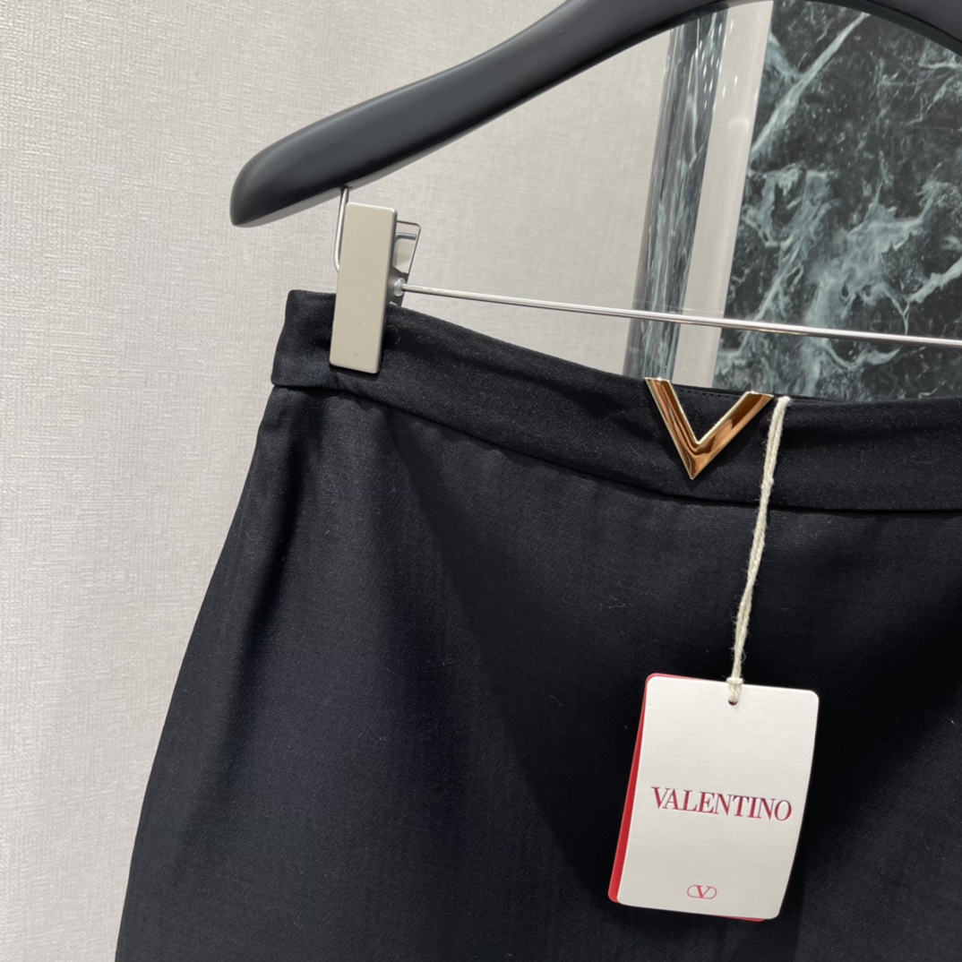 Val华伦 26春季新款 A字半身裙 高腰A字版型 简约大气 通勤日常都能轻松驾驭 金属V字Logo点缀