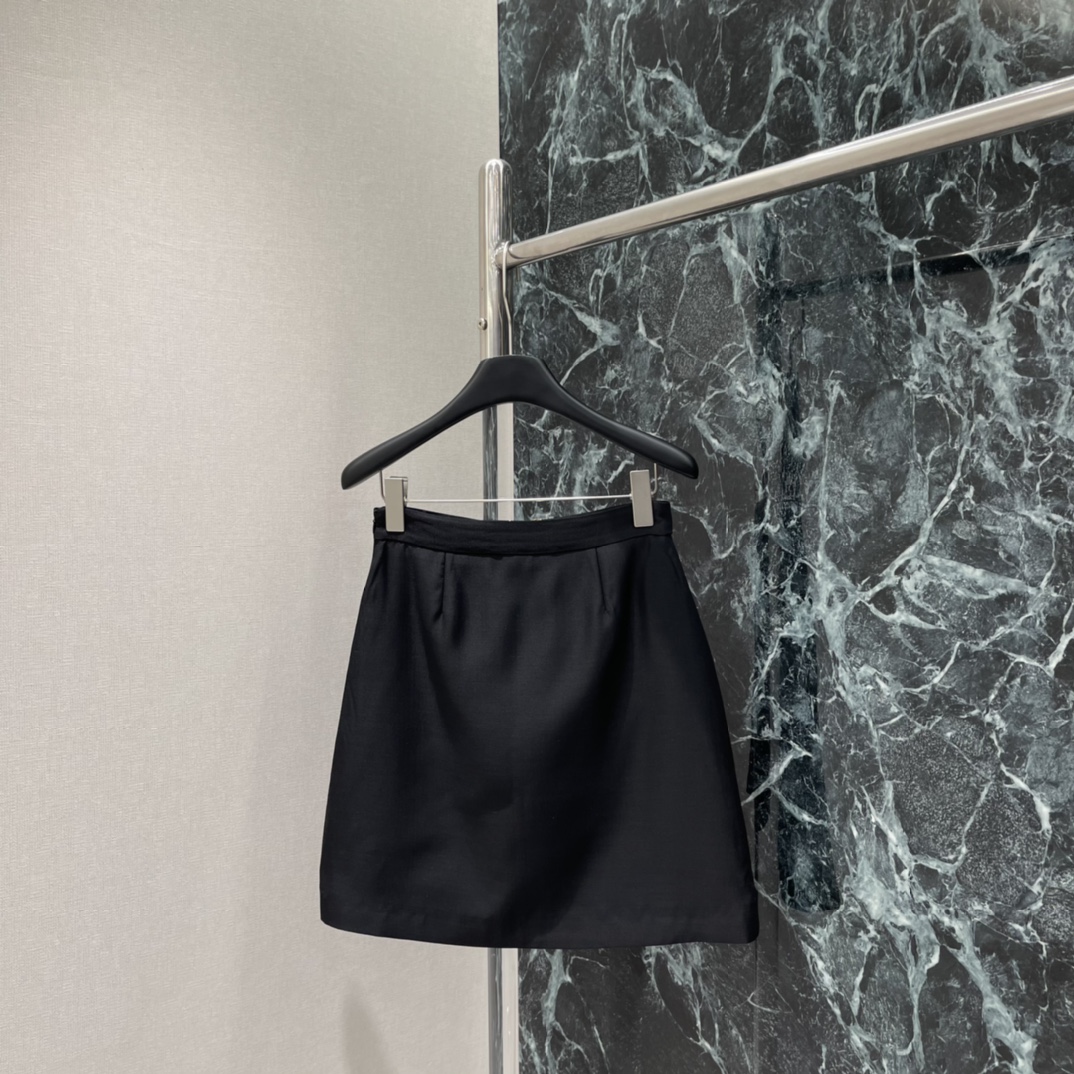 Val华伦 26春季新款 A字半身裙 高腰A字版型 简约大气 通勤日常都能轻松驾驭 金属V字Logo点缀