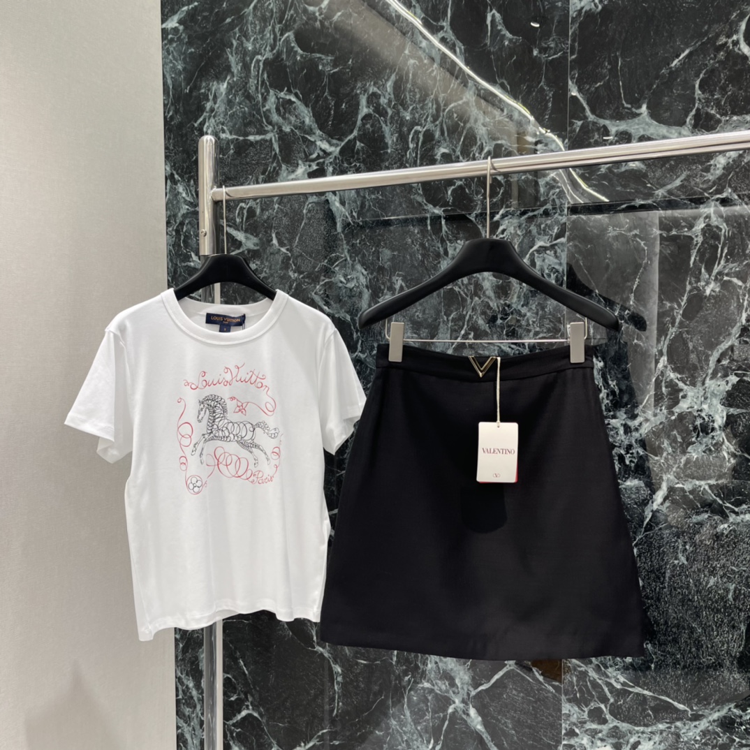 Val华伦 26春季新款 A字半身裙 高腰A字版型 简约大气 通勤日常都能轻松驾驭 金属V字Logo点缀