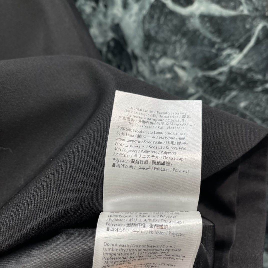 Val华伦 26春季新款 A字半身裙 高腰A字版型 简约大气 通勤日常都能轻松驾驭 金属V字Logo点缀