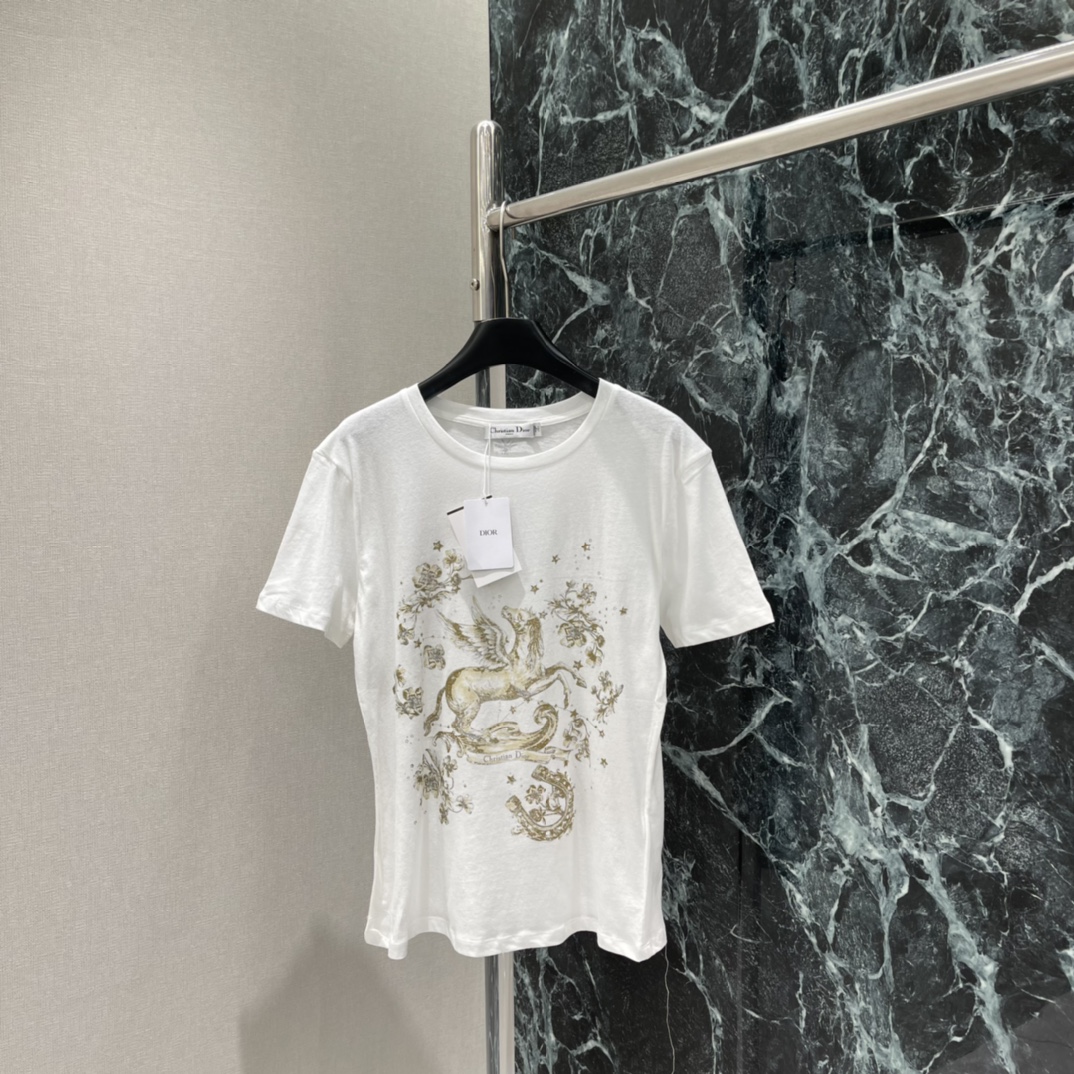 NO:689515,Ｄ Home 26 new spring style Pegasus printed T-shirt Pegasus flower pattern on the front Direct-injection digital printing The details are exquisite and full of artistic feeling. It can be easily used for daily leisure or vacation. It goes well with jeans or skirts. It is comfortable and stylish, and is a must-have and versatile item in the wardrobe! One color SML, Dior-clothing, dior, skirts, jeans, tees, t-shirt,19860909Ｄ家 26春季新款 飞马印花T恤 正面飞马花卉图案 直喷数码印花 细节精致艺术感满满 日常休闲或度假都能轻松驾驭 搭配牛仔裤或半裙都很出彩 舒适又有设计感,是衣橱必备百搭单品!一个色SML,迪奥-服装,dior,skirts,jeans,tees，t-shirt,,Women's clothing