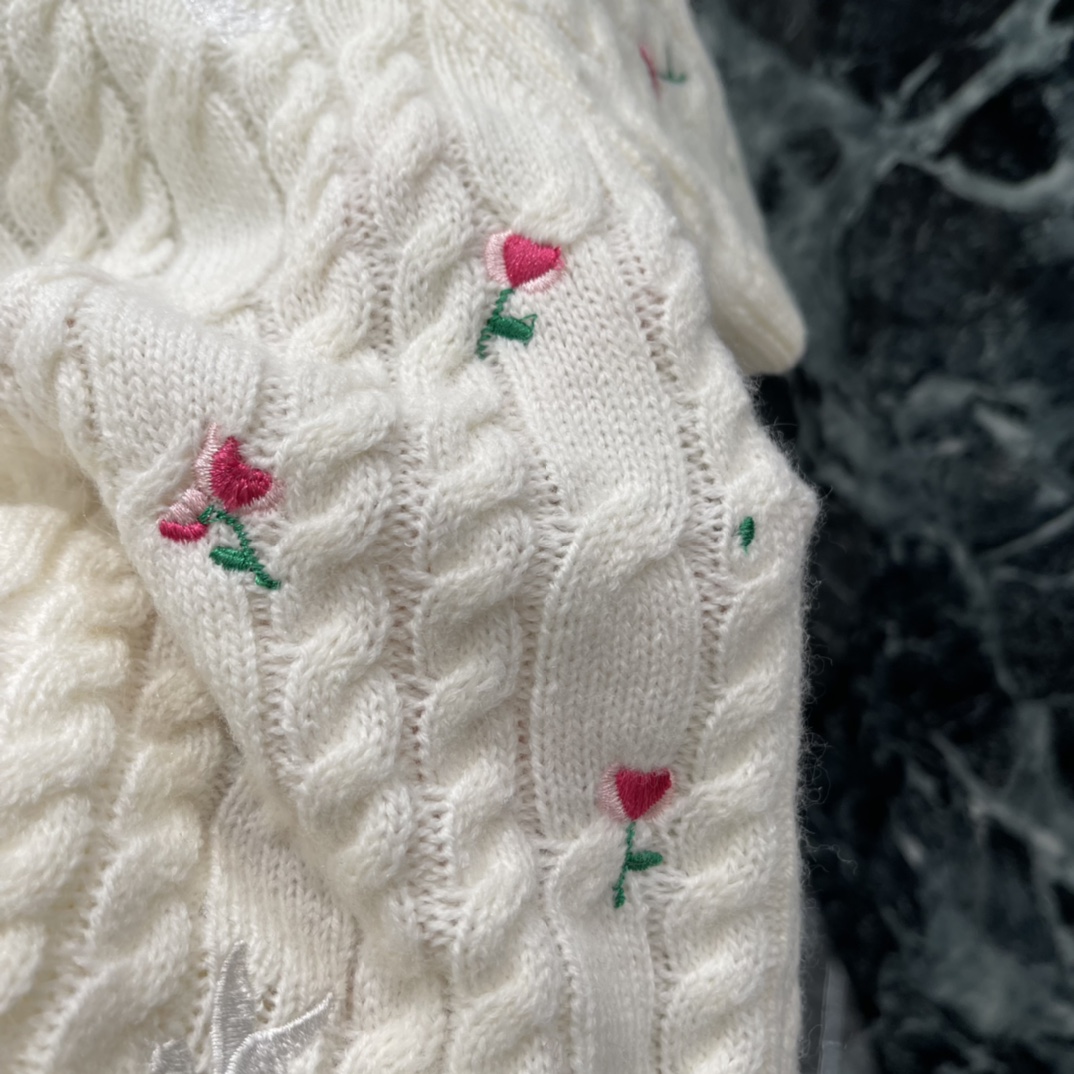 Ｄ家 26春季新款 刺绣花朵针织短袖 粉色花朵刺绣点缀春日氛围感满满 麻花纹理提升层次感 搭配牛仔裤或半