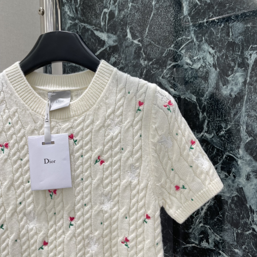 Ｄ家 26春季新款 刺绣花朵针织短袖 粉色花朵刺绣点缀春日氛围感满满 麻花纹理提升层次感 搭配牛仔裤或半