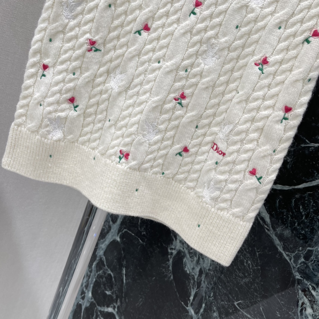 Ｄ家 26春季新款 刺绣花朵针织短袖 粉色花朵刺绣点缀春日氛围感满满 麻花纹理提升层次感 搭配牛仔裤或半