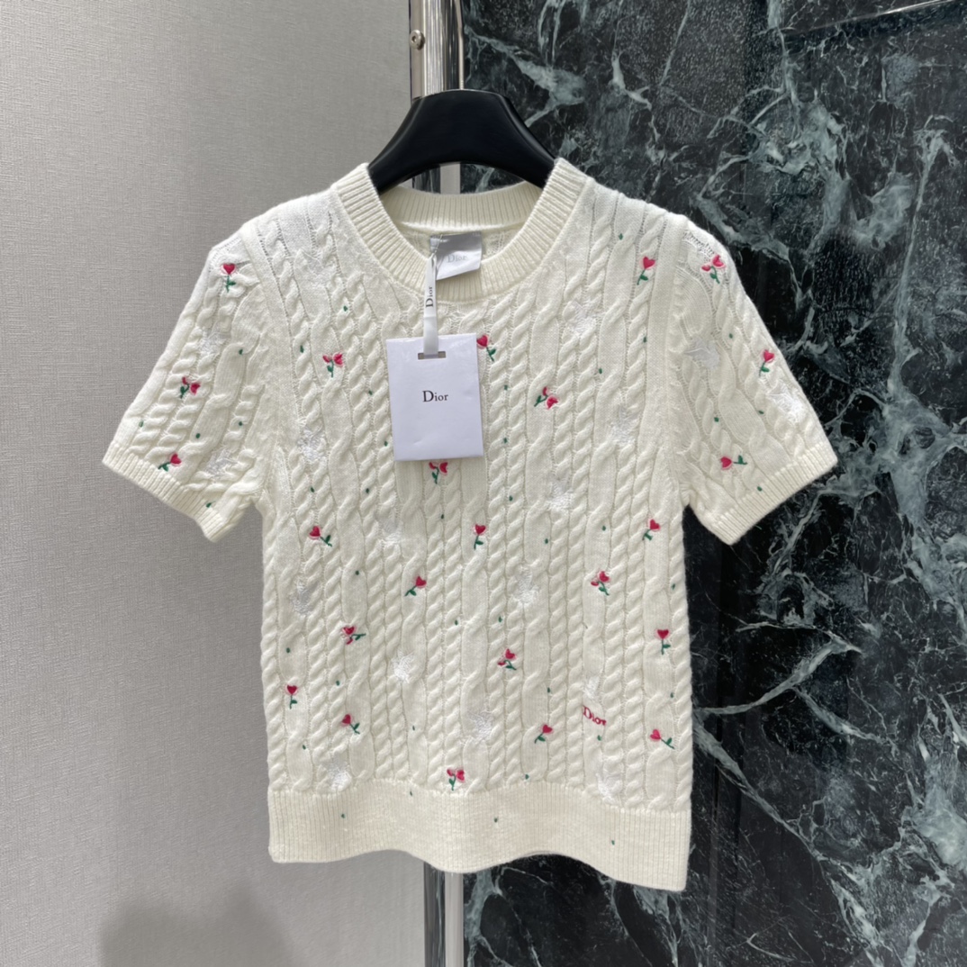 Ｄ家 26春季新款 刺绣花朵针织短袖 粉色花朵刺绣点缀春日氛围感满满 麻花纹理提升层次感 搭配牛仔裤或半