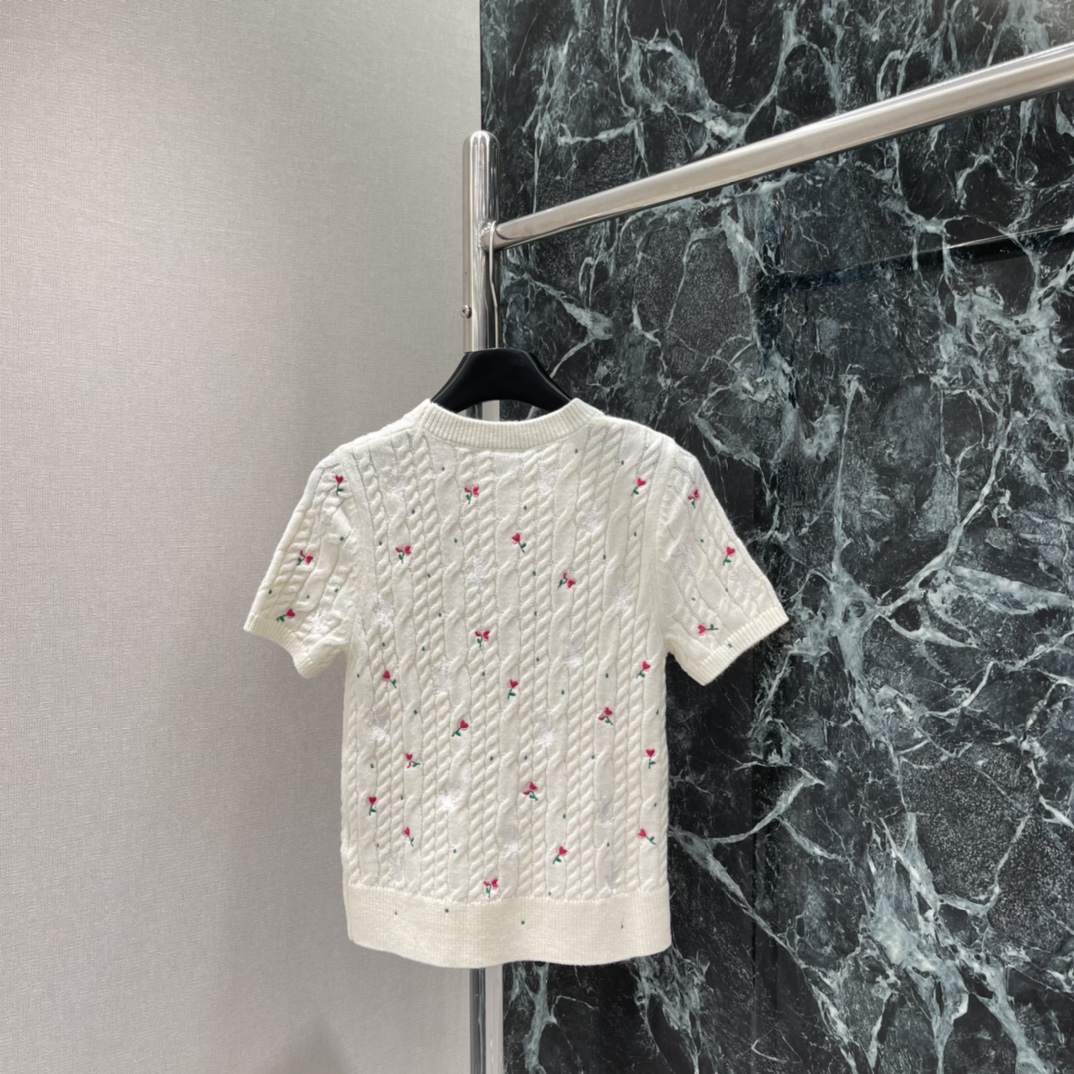 Ｄ家 26春季新款 刺绣花朵针织短袖 粉色花朵刺绣点缀春日氛围感满满 麻花纹理提升层次感 搭配牛仔裤或半