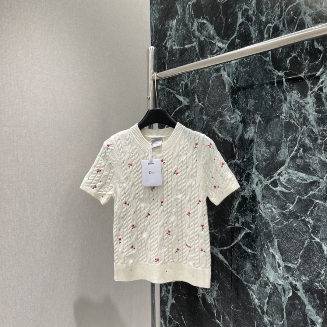 NO:689520,Ｄ家 26 new spring style embroidered flower knitted short sleeves. Pink flower embroidery embellishes the spring atmosphere. The twist texture enhances the sense of hierarchy. It is gentle and elegant when paired with jeans or skirts. It can be easily managed in daily commuting and leisure occasions. One color SML, Dior-clothing, dior, skirts, jeans, T-shirt,19860909Ｄ家 26春季新款 刺绣花朵针织短袖 粉色花朵刺绣点缀春日氛围感满满 麻花纹理提升层次感 搭配牛仔裤或半裙都很温柔优雅 日常通勤休闲场合都能轻松驾驭.一个色SML,迪奥-服装,dior,skirts,jeans,T-shirt,,Women's clothing