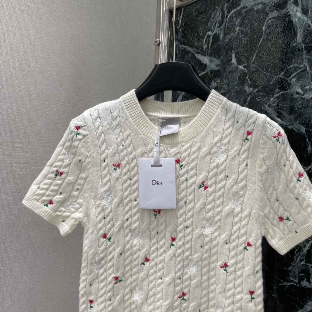 Ｄ家 26春季新款 刺绣花朵针织短袖 粉色花朵刺绣点缀春日氛围感满满 麻花纹理提升层次感 搭配牛仔裤或半