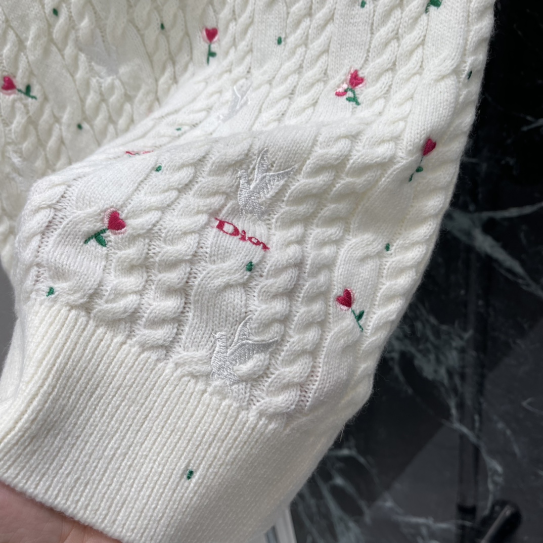 Ｄ家 26春季新款 刺绣花朵针织短袖 粉色花朵刺绣点缀春日氛围感满满 麻花纹理提升层次感 搭配牛仔裤或半