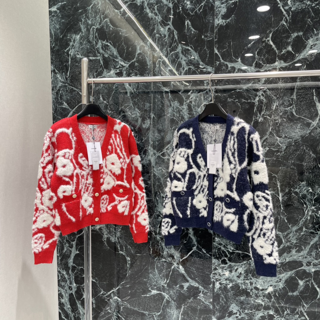 NO:702510,Xiaoxiang's 26 spring new style camellia knitted cardigan, white camellia pattern + gold buttons, exquisite V-neck design to modify the neck line, short version with high-waisted culottes to show off the body proportions ~ full of festive atmosphere, perfect for New Year and Spring Festival, suitable for daily commuting and gatherings, practical and fashionable! Two colors SML, Chanel-clothing, chanel, skirts,19860909小香 26春季新款 山茶花针织开衫 白色山茶花图案+金色纽扣 精致感满满V领设计修饰颈部线条 短款版型搭高腰裤裙超显身材比例~节日氛围感拉满 新年春节穿超应景日常通勤 聚会都能轻松驾驭 实用又时髦!两个色SML,香奈儿-服装,chanel,skirts,,Women's clothing