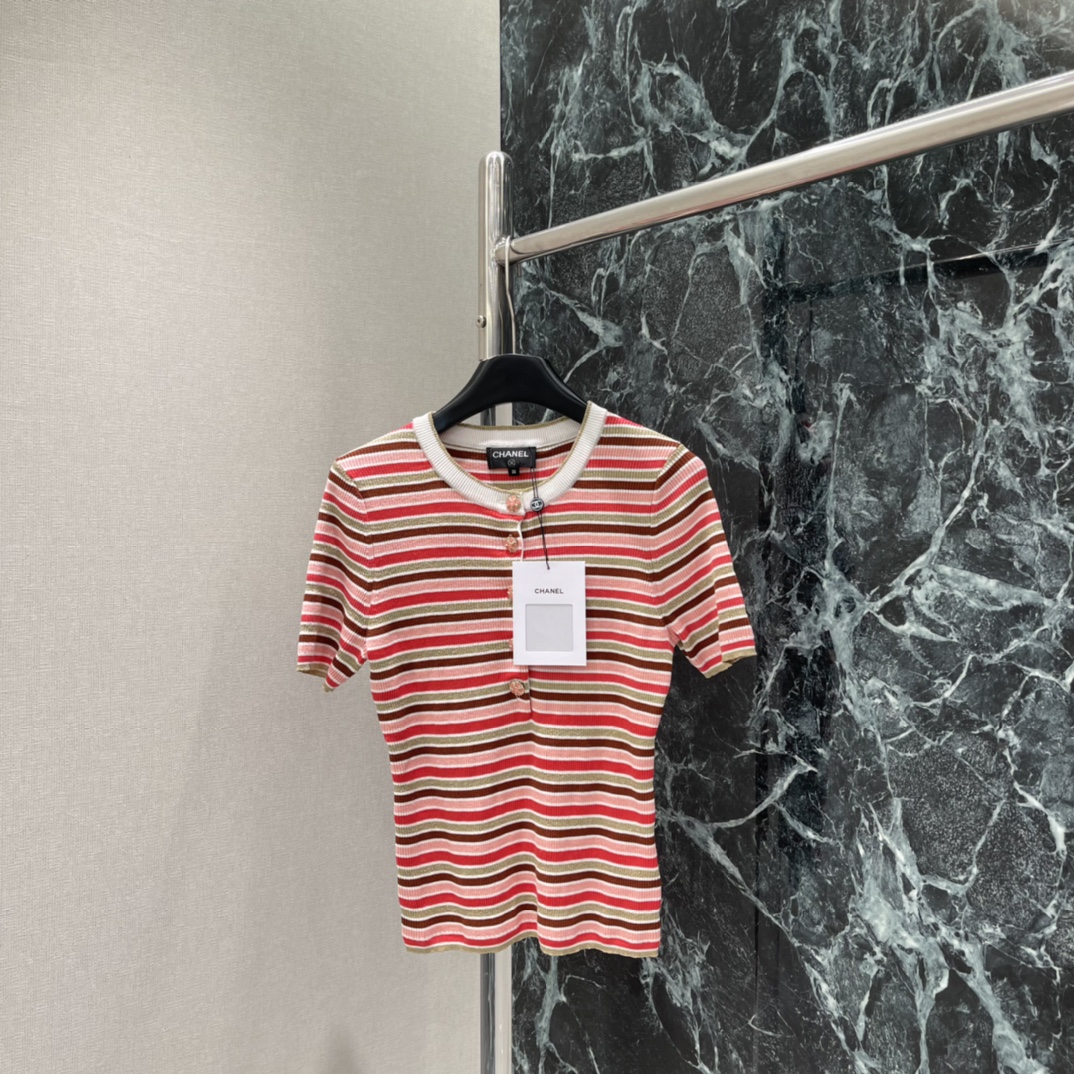 NO:702497,Xiaoxiang's 26 new spring style striped knitted short-sleeves, contrasting red, gold and beige stripe design, energetic and elegant, round neck + button details are very recognizable! Slim tailoring, great to wear alone or inside, easily matched with jeans and wide-leg pants, French lazy or urban smart style can be switched at will, easy to control for daily outings and dates! One color SML, Chanel-clothing, chanel, jeans, T-shirt,19860909小香 26春季新款 条纹针织短袖 撞色红金米色条纹设计 活力又优雅 圆领+排扣细节超有辨识度!修身剪裁 单穿或内搭都很出彩 轻松搭配牛仔裤 阔腿裤 法式慵懒or都市干练风随心切换 日常出街,约会都能轻松驾驭!一个色SML,香奈儿-服装,chanel,jeans,T-shirt,,Women's clothing