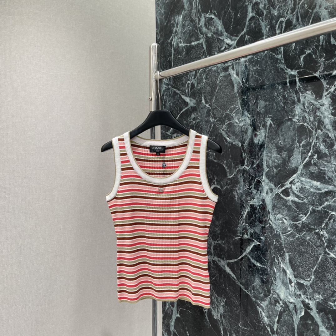NO:702503,Xiaoxiang's new spring 26 striped knitted vest. Contrasting red, gold and beige stripe design. Vibrant and elegant. The round neck + button details are very recognizable! Slim tailoring. Great to wear alone or inside. Easily matched with jeans and wide-leg pants. French lazy or urban smart style can be switched at will. It can be easily controlled for daily outings and dates! One color SML, Chanel-clothing, chanel, jeans,19860909小香 26春季新款 条纹针织背心 撞色红金米色条纹设计 活力又优雅 圆领+排扣细节超有辨识度!修身剪裁 单穿或内搭都很出彩 轻松搭配牛仔裤 阔腿裤 法式慵懒or都市干练风随心切换 日常出街,约会都能轻松驾驭!一个色SML,香奈儿-服装,chanel,jeans,,Women's clothing