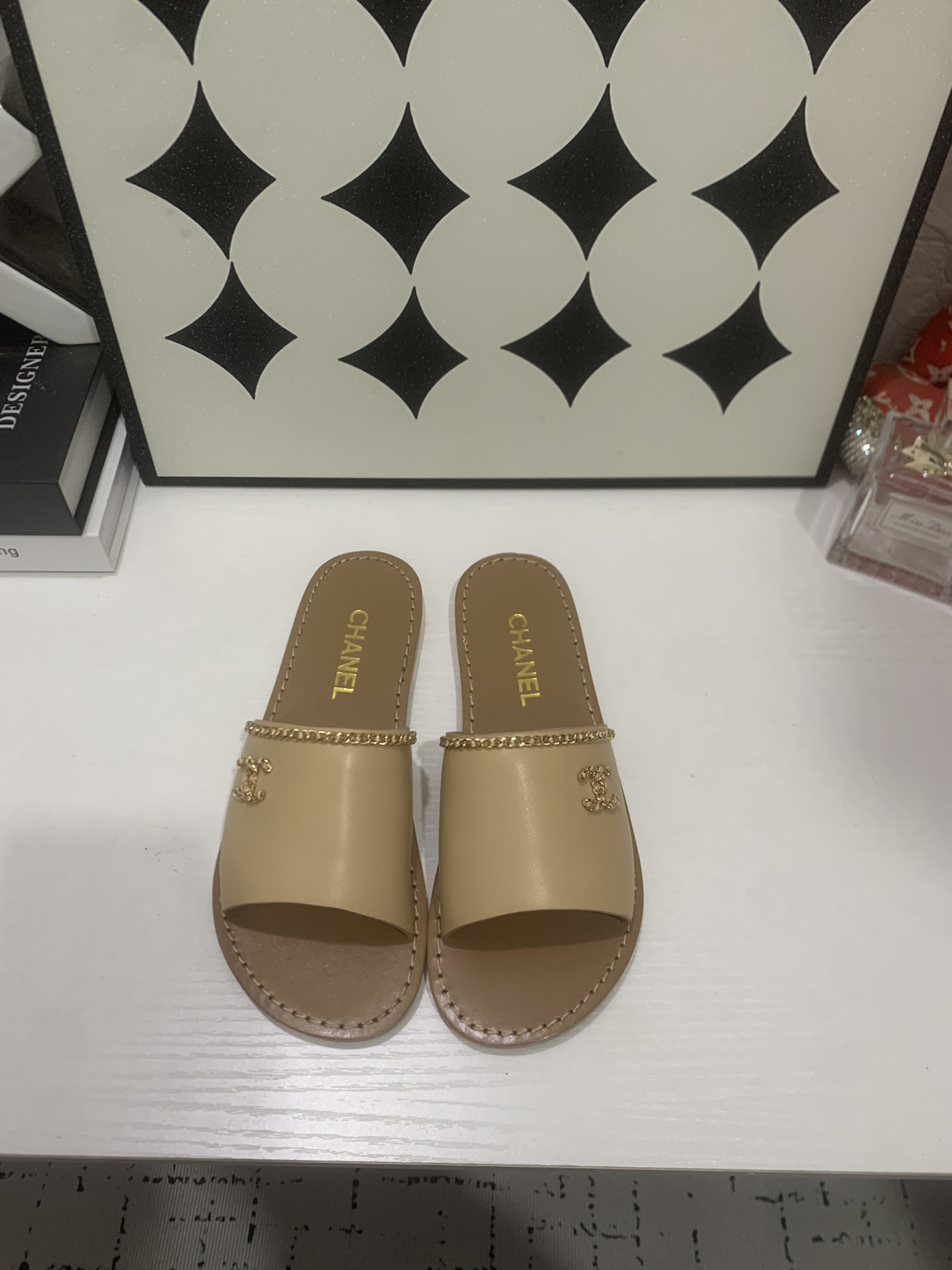 NO:705567,2026 Xiaoxiang spring and summer must-have items!  !  Chanel's autumn and winter heavy industry hot styles are highly recommended by Xiaohongshu. They look good no matter how you match them. They are a must-have for fashion. Ms. Chanel loves simple and irresistible combinations to show her unique dressing style. She can mix and match freely to shine and follow the fashionable steps of her grandma!  !  !  Exquisite details. Zoom in to see the original molded hardware buckle. The top version is made at the purchasing level. ★The upper is made of original cowhide, sheepskin lining, feet, original molded leather outsole, size 35-39 (customized 40, 41, slippers, chanel, slippers, cowhide, sheepskin, Leather soles198609092026小香春夏必备单品！！ 香奈儿秋冬重工爆款 小红书力推款,怎么搭配都好看,时髦精必备,香奈儿女士钟爱简约又难以抗拒系搭配展现与众不同的穿搭风格、自由混搭闪耀到位跟紧香奶奶时尚步伐！！！精致细节放大看原版开模五金扣 顶级版本代购级别打造★鞋面采用原版牛皮,羊皮内里,垫脚,原版开模真皮大底,码数35-39（40、41定做,拖鞋,chanel,slippers,cowhide,sheepskin,Leather soles,Women's Shoes