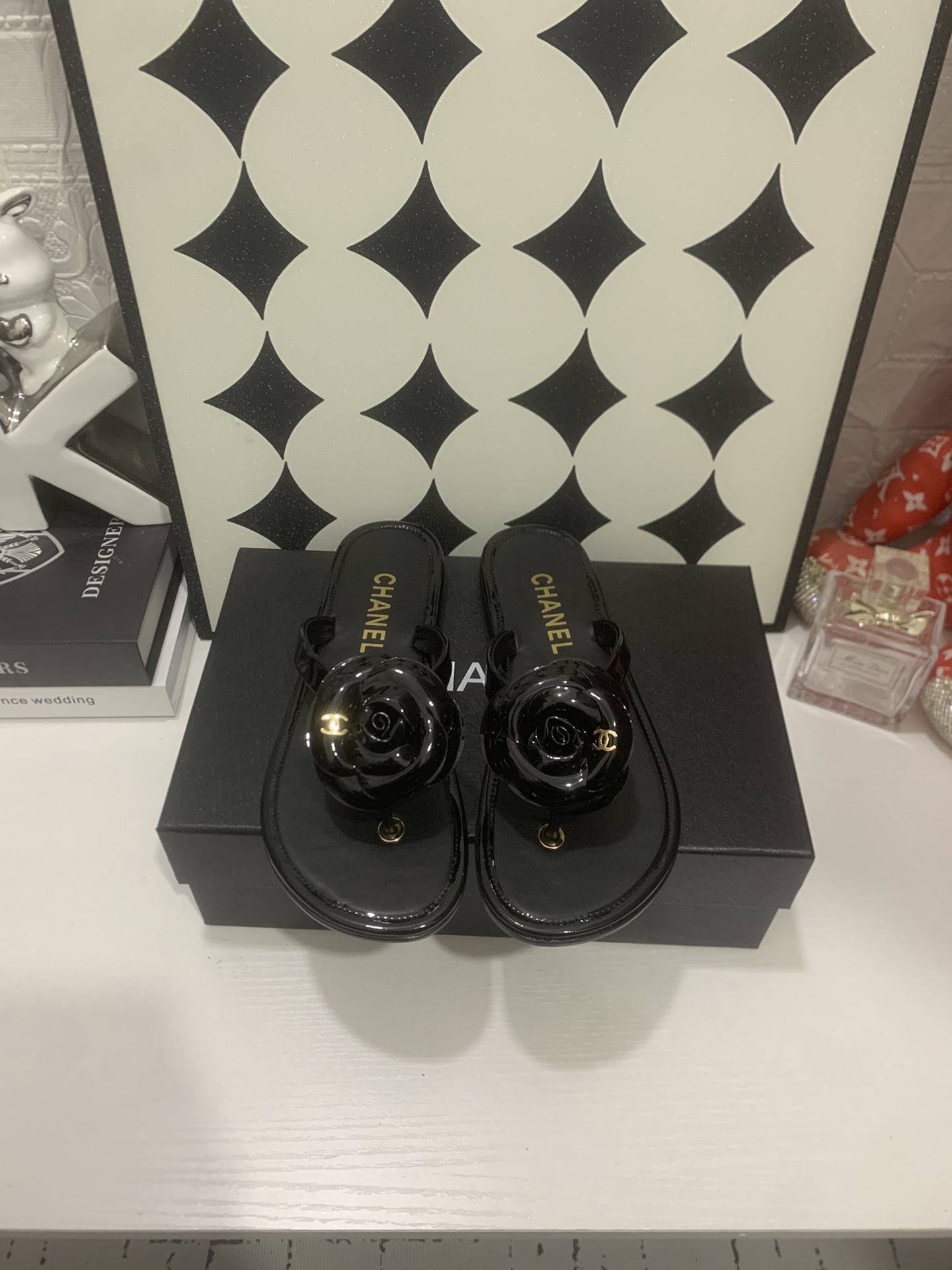 NO:705593,2026 Xiaoxiang new spring and summer must-have items!  !  Camellia flip-flops are Chanel's most popular autumn and winter style. Xiaohongshu strongly recommends this style. It looks good no matter how you match it. It is a must-have for fashion. Ms. Chanel loves simple and irresistible combinations to show her unique dressing style. She can mix and match freely to shine and follow the fashionable steps of her tight-scented grandma!  !  !  Enlarge the exquisite details to see the original molded hardware buckle. The top version is made at the purchasing level★ The upper is made of original cow patent leather, sheepskin lining, feet, original molded leather outsole, size 35-39 (customized 40, 41, split-toe shoes, chanel, sheepskin, Leather soles198609092026小香 春夏新款必备单品！！山茶花夹脚拖 香奈儿秋冬重工爆款 小红书力推款,怎么搭配都好看,时髦精必备,香奈儿女士钟爱简约又难以抗拒系搭配展现与众不同的穿搭风格、自由混搭闪耀到位跟紧香奶奶时尚步伐！！！精致细节放大看原版开模五金扣 顶级版本代购级别打造★鞋面采用原版牛漆皮,羊皮内里,垫脚,原版开模真皮大底,码数35-39（40、41定做,分趾鞋,chanel,sheepskin,Leather soles,Women's Shoes