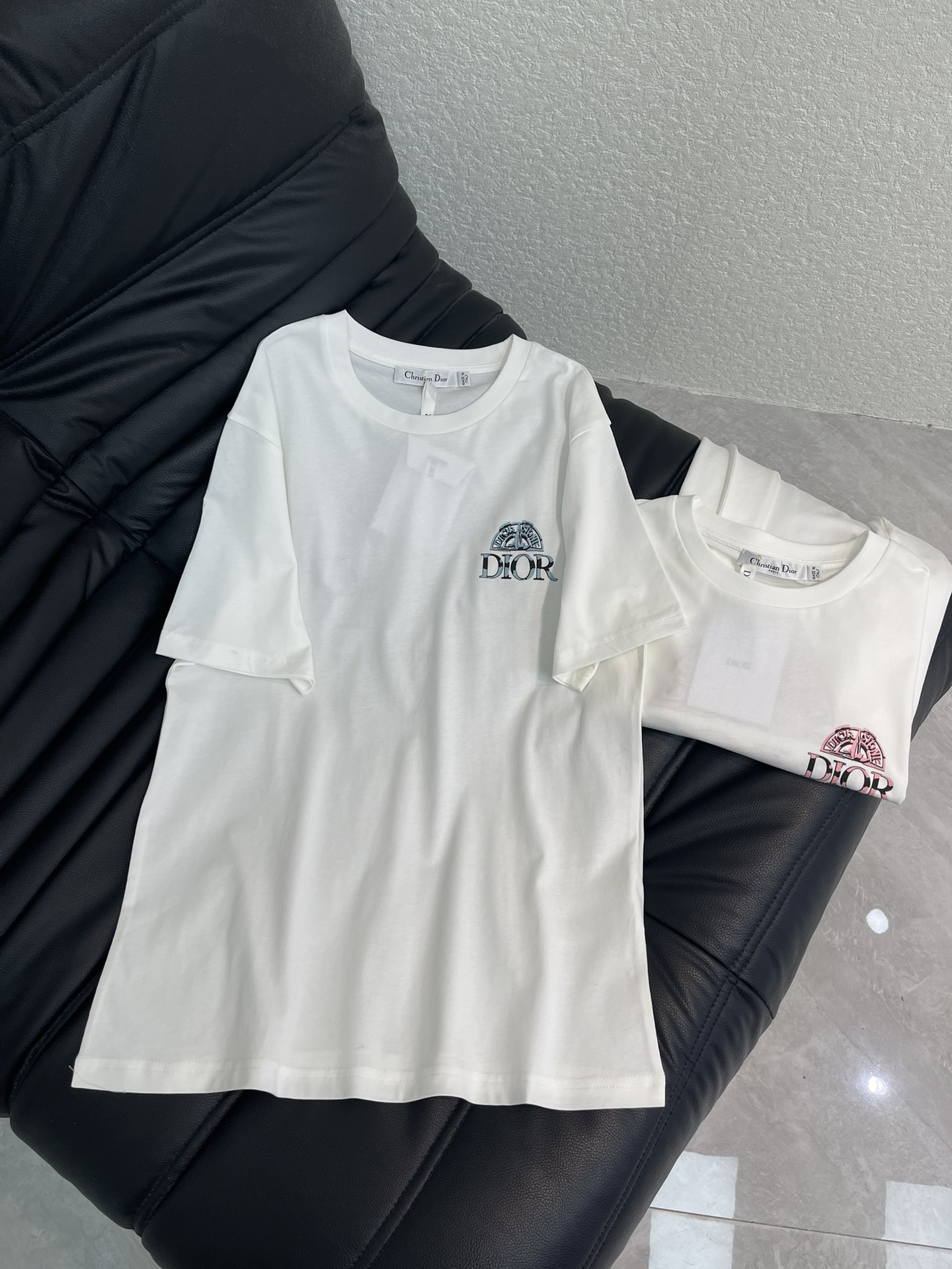 NO:697321,Dio*26 new spring and summer letter printed short-sleeved T-shirt!  Interpret high luxury texture with minimalist design!  The classic white T base is paired with contrasting letter prints on the front and back. The small logo on the chest is low-key and exquisite, and the large logo on the back highlights the brand recognition. The high-count pure cotton fabric is soft and skin-friendly, and the loose straight version has zero constraints on the figure. Wearing it alone is refreshing and casual in early spring, and layering it with jackets can create a sense of layering. It is a versatile and evergreen style in the wardrobe. SML, dior, jackets & coats, T-shirt, tees, t-shirt,19860909Dio*26春夏新款字母印花短袖T恤！用极简设计诠释高奢质感！经典白T基底搭配前后撞色字母印花,胸前小标低调精致,后背大logo彰显品牌辨识度.高支纯棉面料柔软亲肤,宽松的直筒版型对身材零束缚,单穿是早春的清爽休闲,叠穿外套又能打造层次感,是衣橱里的百搭常青款.SML,,dior,jackets & coats,T-shirt,tees，t-shirt,,Women's clothing