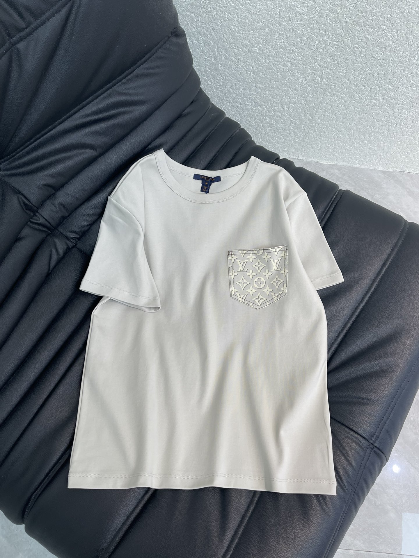 NO:696962,Louis Vuitto*26 new pocket printed short-sleeved T-shirt, exquisite regular fit, slimming the upper body!  Customized latest prints, low-key luxury!  Fashionable must-have items to unlock all outfits!  Look for our quality!  The classic items are fashionable and high-end, and the classic styles are versatile and easy to match!  SML A,,louis vuitton,T-shirt,tees,t-shirt,19860909Louis Vuitto*26新品口袋印花短袖T恤 精致常规版型上身巨显瘦！ 定制最新印花 低调奢华！ 时髦精必备单品解锁所有穿搭！ 认准我家品质！经典单品时髦又高级 经典版型百搭不挑人！ SML A,,louis vuitton,T-shirt,tees，t-shirt,,Women's clothing