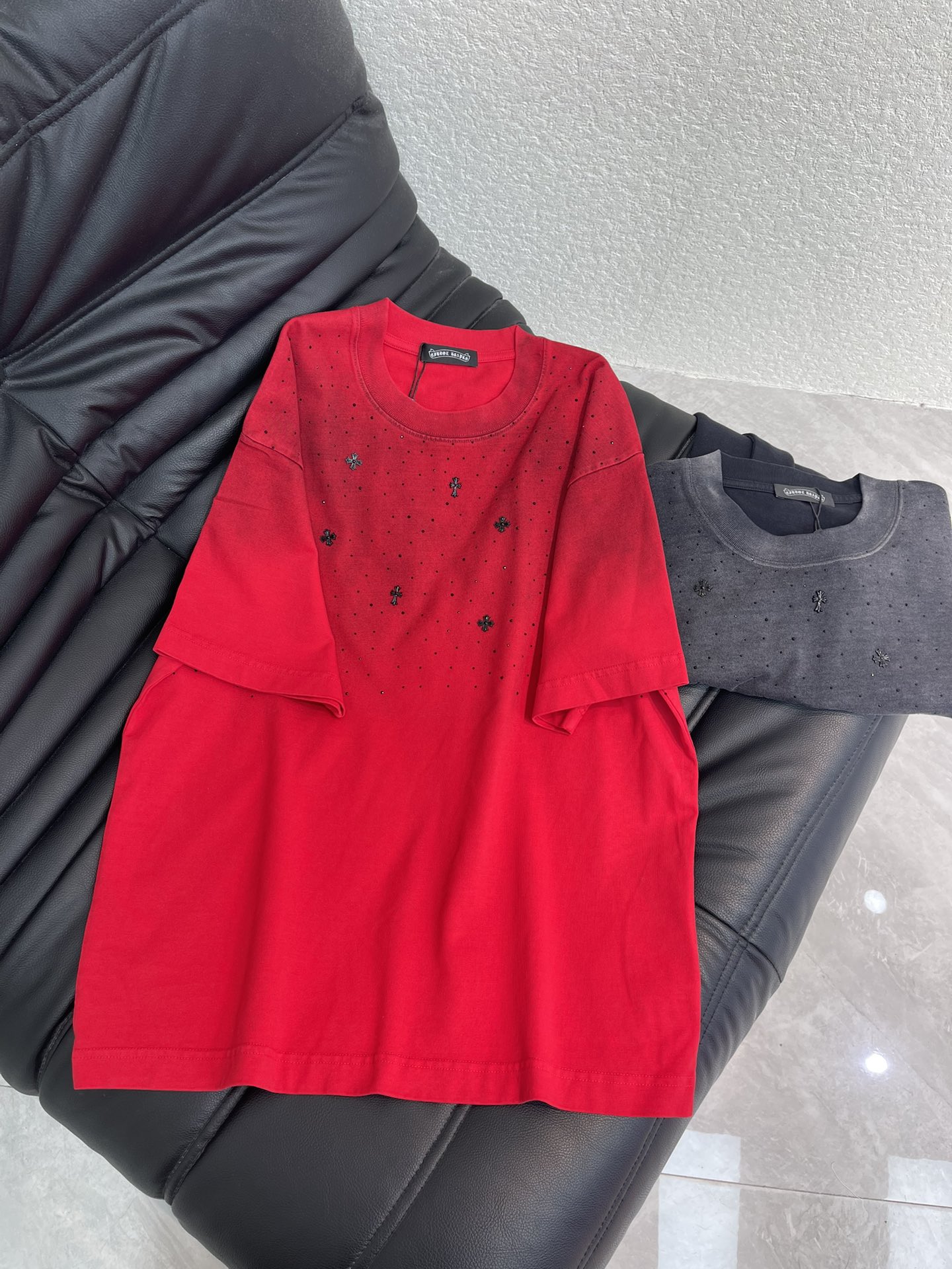 NO:696998,Chrome Hearts* Chrome Hearts 26 new spring and summer new heavy industry nail diamond three-dimensional cross short-sleeved T-shirt. Pure cotton washed distressed technology, washed fabrics are not limited to basic colors, but also have rich distressed effects to meet different style needs. The fabric is breathable and comfortable, and the unique design combines the brand's fashion elements to make people feel a unique artistic charm and cultural heritage. This T-shirt can make you the focus, easily control various styles, and show your personal charm. OS large version, same style for men and women!  S-XXL,,chrome hearts,chrome hearts,T-shirt,tees,t-shirt,19860909Chrome Hearts*克罗心26春夏新款重工钉钻立体十字架短袖T恤.纯棉水洗做旧工艺, 水洗面料不仅限于基础色彩,更有丰富的 做旧效果,满足不同风格需求.面料透气舒适,设计独特,融合了品牌的时尚元素,让人感受到一种独特的艺术魅力与文化底蕴.这款T恤都能让你成为焦点,轻松驾驭各种风格,展现个性魅力.OS大版型,男女同款！S-XXL,,chrome hearts,chrome hearts,T-shirt,tees，t-shirt,,Women's clothing