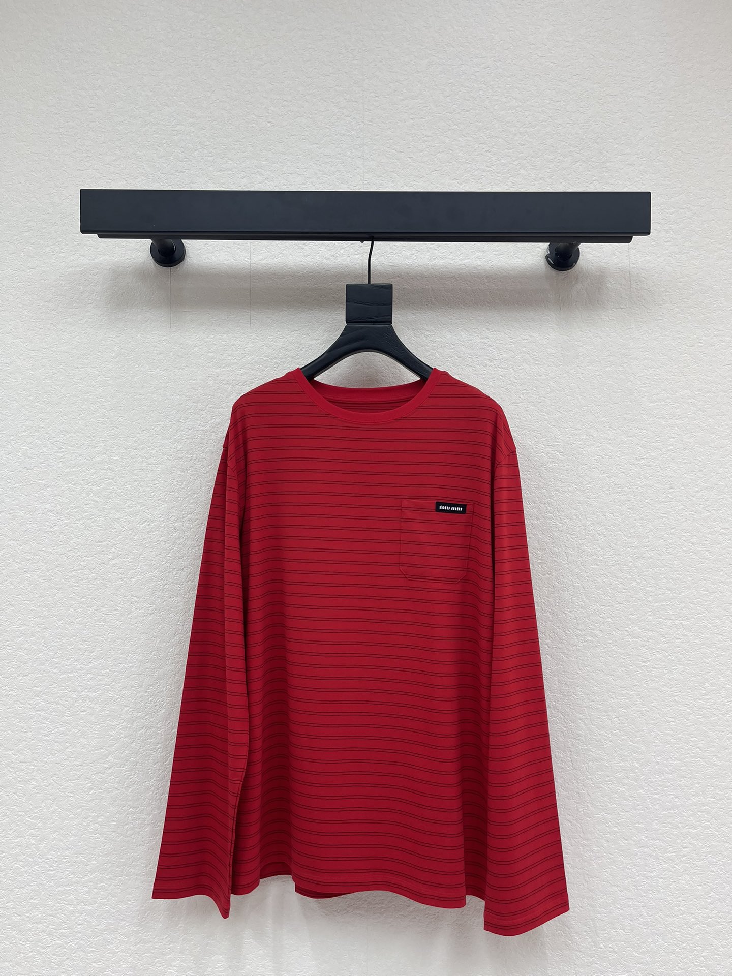 NO:697317,Miumi*26 new early spring red striped long-sleeved T-shirt!  The eye-catching red with pinstripe design breaks the monotony of solid colors, and the small logo embellishment makes it more refined. The light cotton fabric is suitable for early spring wear, and the slightly loose cut does not flatter the body shape. It is full of vitality when worn alone. It can also reveal the red trim when layered under a shirt or cardigan. It is the finishing touch to enhance the style in early spring. SML A,,miumiu,shirts,tees,t-shirt,19860909Miumi*26早春新款红色条纹长袖T恤！亮眼正红搭配细条纹设计,打破纯色单调,小标logo点缀更显精致.轻薄的棉质面料适配早春穿着,微宽松剪裁不挑身形,单穿活力满满,叠穿在衬衫或开衫里也能露出红调边饰,是早春提升造型元气的点睛单品.SML A,,miumiu,shirts,tees，t-shirt,,Women's clothing