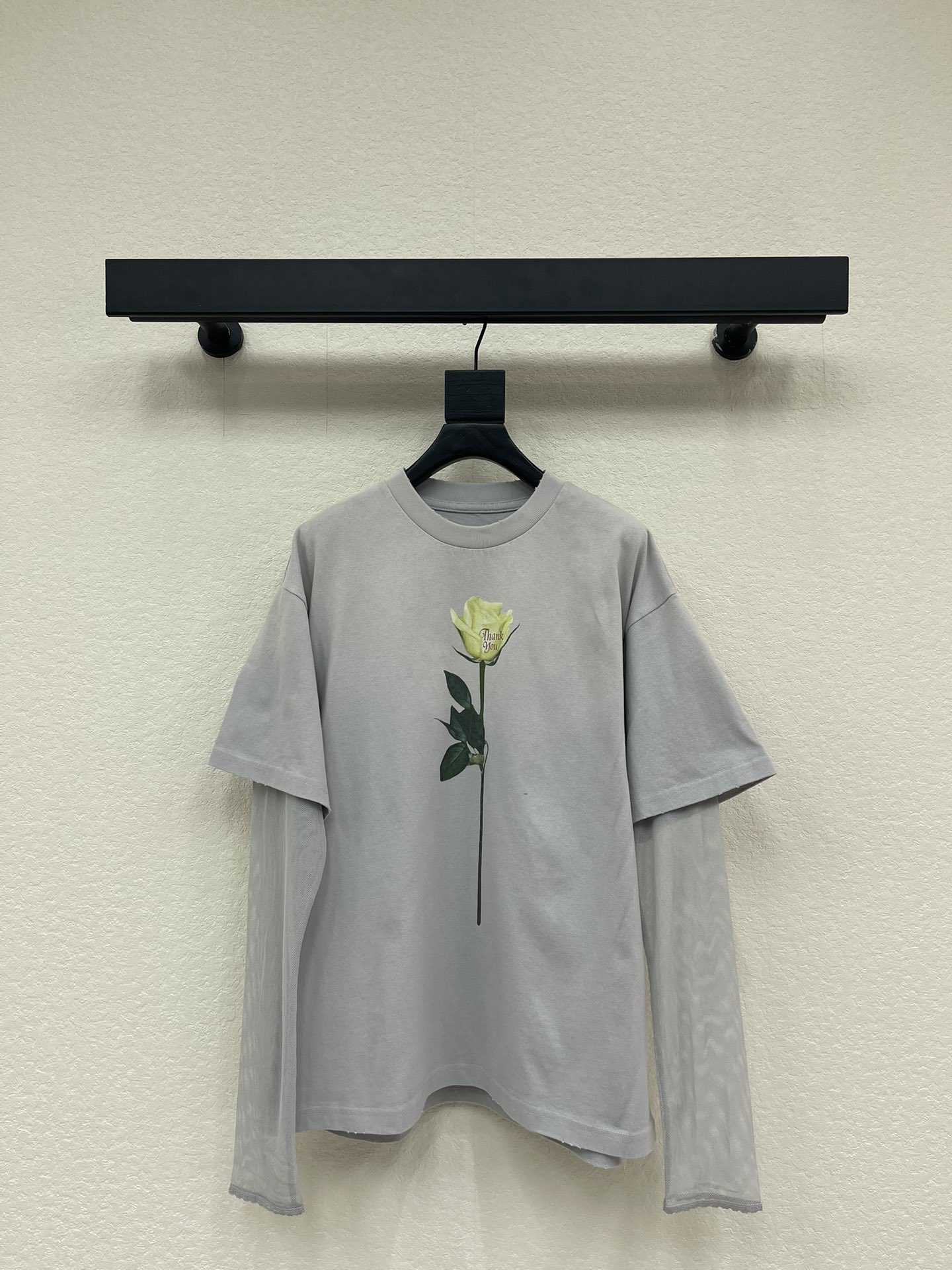 NO:696960,Acne*26 new spring and summer round neck printed fake two-piece long-sleeved top. Customized YB native cotton material, made with machines imported from Germany, ultra-density processing, stylish texture, stretchy and comfortable, this yellow rose printed fake two-piece long-sleeved top is so artistic!  The light gray tone is gentle and high-end, the yellow rose print on the body is romantic and recognizable, and the raw edge hem is full of design. The soft and waxy cotton fabric is skin-friendly and breathable. The loose fit is super friendly to all body types. Whether worn alone to create a casual and lazy style, or layered with shirts for inner wear, you can easily create a unique fashion accent. SML,,acne studios,shirts,19860909Acne*26春夏新款圆领印花假两件长袖上衣.定制YB原生全棉材质,德国进口机器打造,超密度处理,质感有型,弹力舒适,这款黄玫瑰印花假两件长袖上衣太戳文艺感了！浅灰色调温柔又高级,衣身的黄玫瑰印花浪漫又有辨识度,搭配毛边下摆设计感拉满,软糯的棉质面料亲肤又透气,宽松的版型对各种身材都超友好,不管是单穿打造随性慵懒风,还是叠穿衬衫做内搭,都能轻松穿出独特的时尚腔调.SML,,acne studios,shirts,,Women's clothing