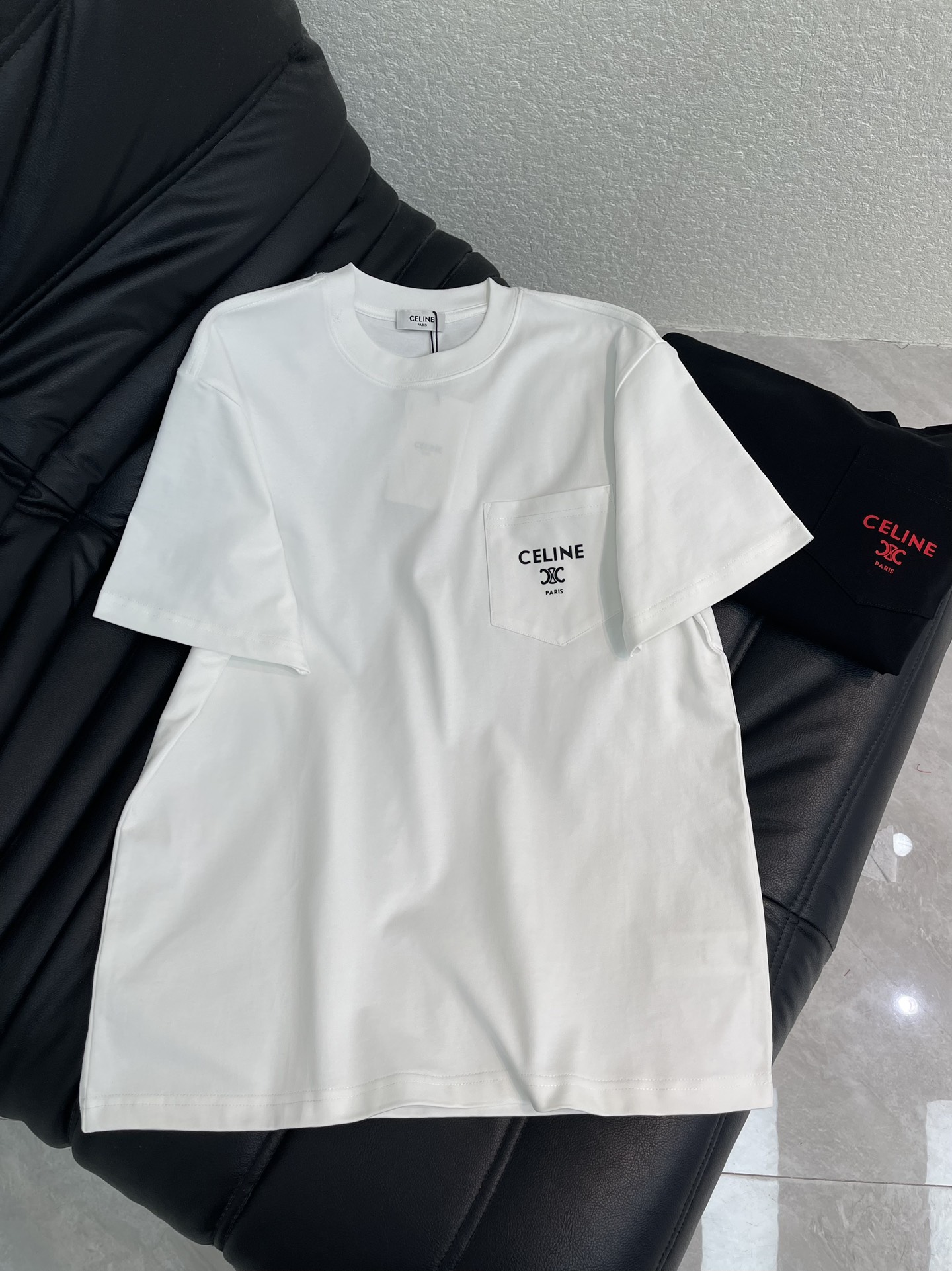 NO:708186,Celin*26 new short-sleeved T-shirt with pocket logo. Made of high-weight pure cotton, the fabric is comfortable and breathable. The neckline adopts customized cross-ribbing technology, which is not easy to deform after long-term wear. The iconic pockets on the chest are embellished with the brand's classic letter print. The details are hidden in simplicity. Whether it is paired with high-waisted jeans to create an American retro style, or worn with a suit for light business casual, you can show an effortless fashion attitude. Same style for men and women!  S-XL,,celine,jeans,T-shirt,tees,t-shirt,business suit,19860909Celin*26新款口袋标识短袖T恤.高克重纯棉面料,面料舒适透气,领口采用定制十字罗纹工艺,久穿不易变形,胸前标志性口袋点缀,搭配品牌经典字母印花,简约中暗藏细节巧思. 无论是搭配高腰牛仔裤打造美式复古风,还是外搭西装演绎轻商务休闲,皆能展现毫不费力的时尚态度.男女同款！S-XL,,celine,jeans,T-shirt,tees，t-shirt,business suit,,Women's clothing