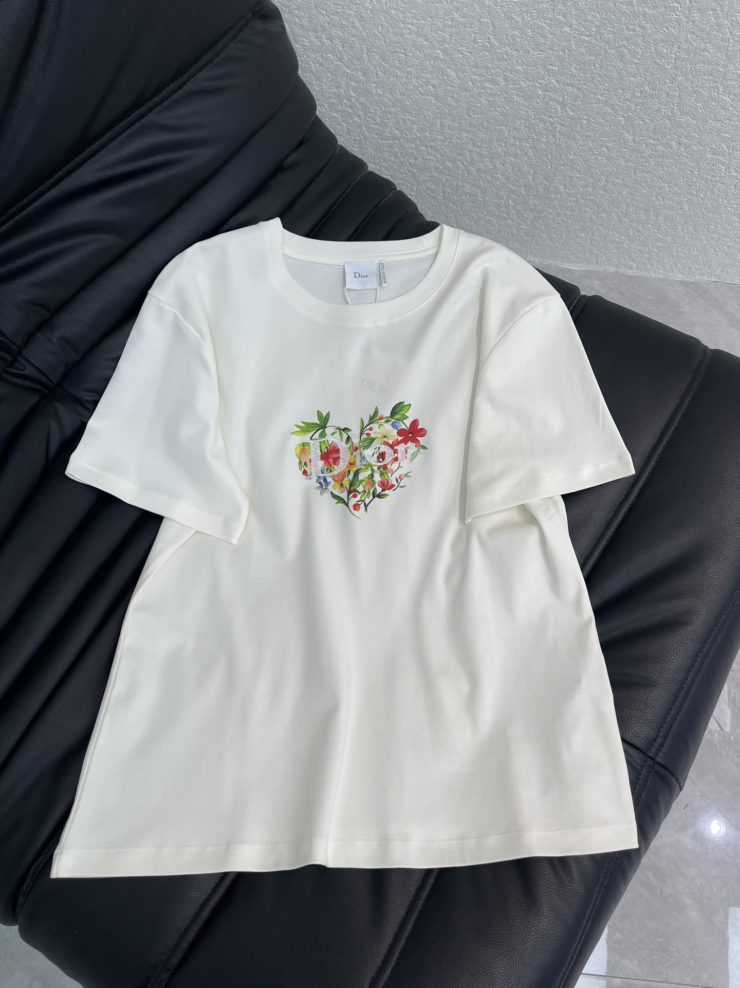 NO:696964,Dio*26's new embroidered printed short-sleeved T-shirt has an exquisite fit that makes your upper body look slimmer!  Customized latest craftsmanship, low-key luxury!  Fashionable must-have items to unlock all outfits!  Look for our quality!  The classic items are fashionable and high-end, and the classic styles are versatile and easy to match!  SML,,dior,T-shirt,tees,t-shirt,19860909Dio*26新品刺绣印花短袖T恤 精致版型上身巨显瘦！ 定制最新工艺 低调奢华！ 时髦精必备单品解锁所有穿搭！ 认准我家品质！经典单品时髦又高级 经典版型百搭不挑人！ SML,,dior,T-shirt,tees，t-shirt,,Women's clothing