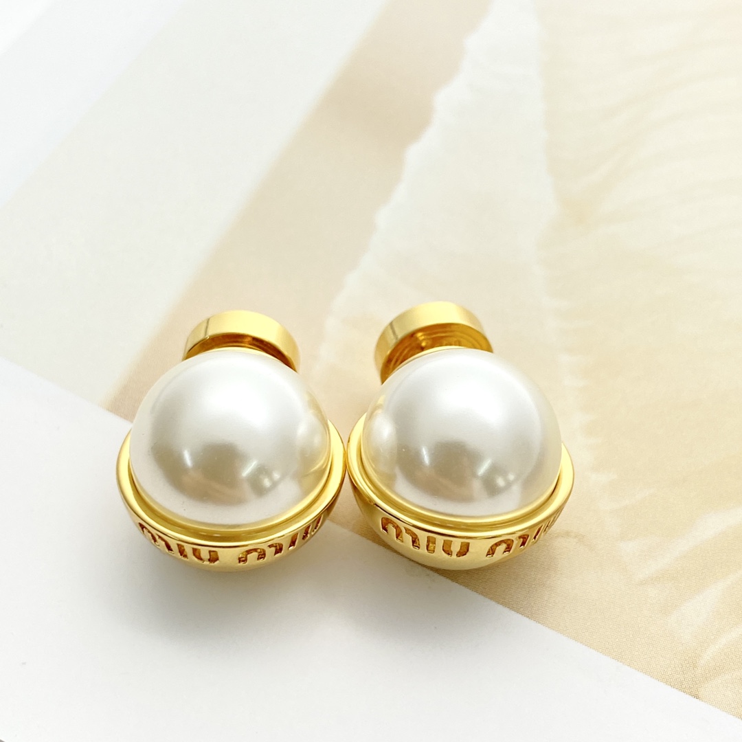 Miu Miu MiuMiu半圆珍珠耳钉 款 爆上新