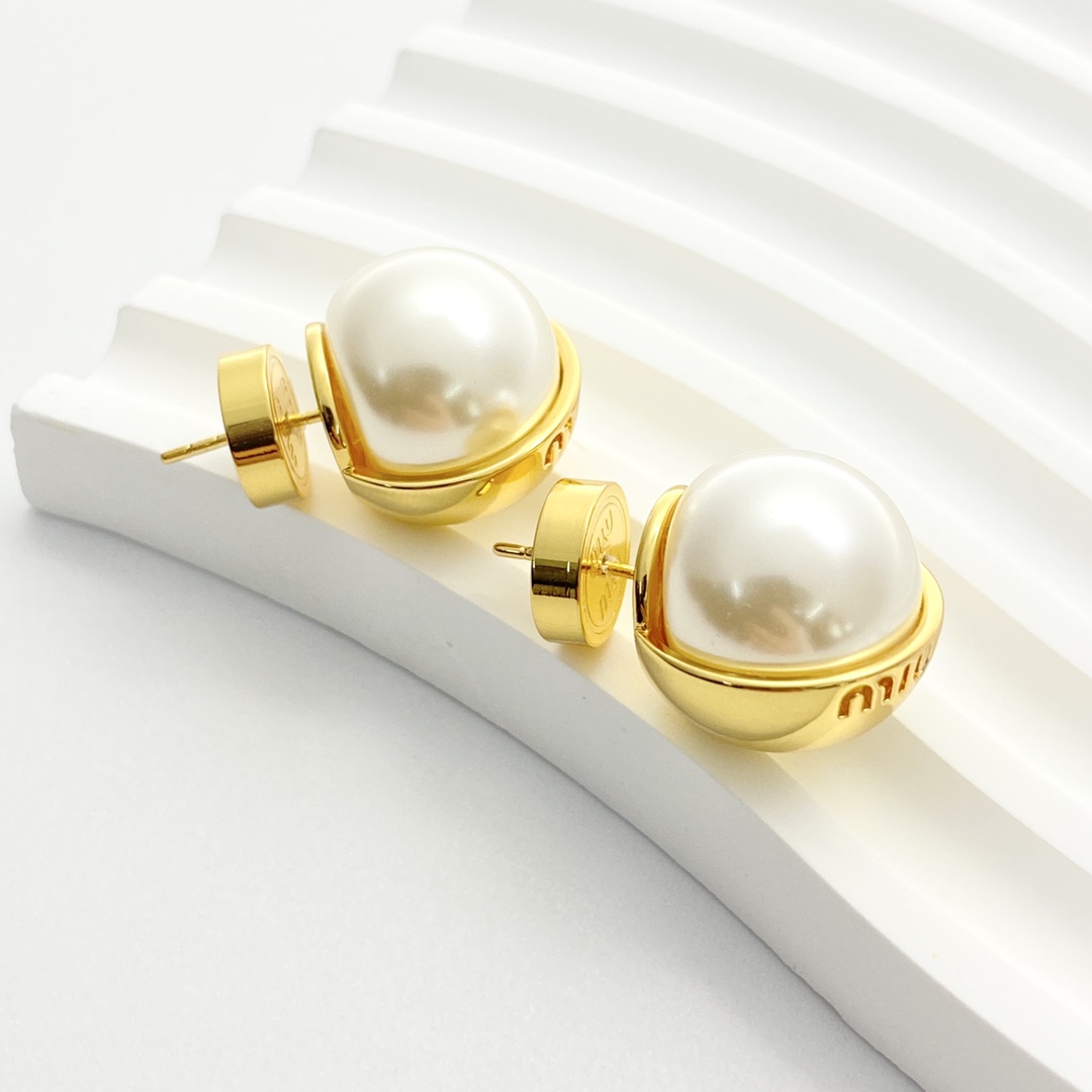 Miu Miu MiuMiu半圆珍珠耳钉 款 爆上新