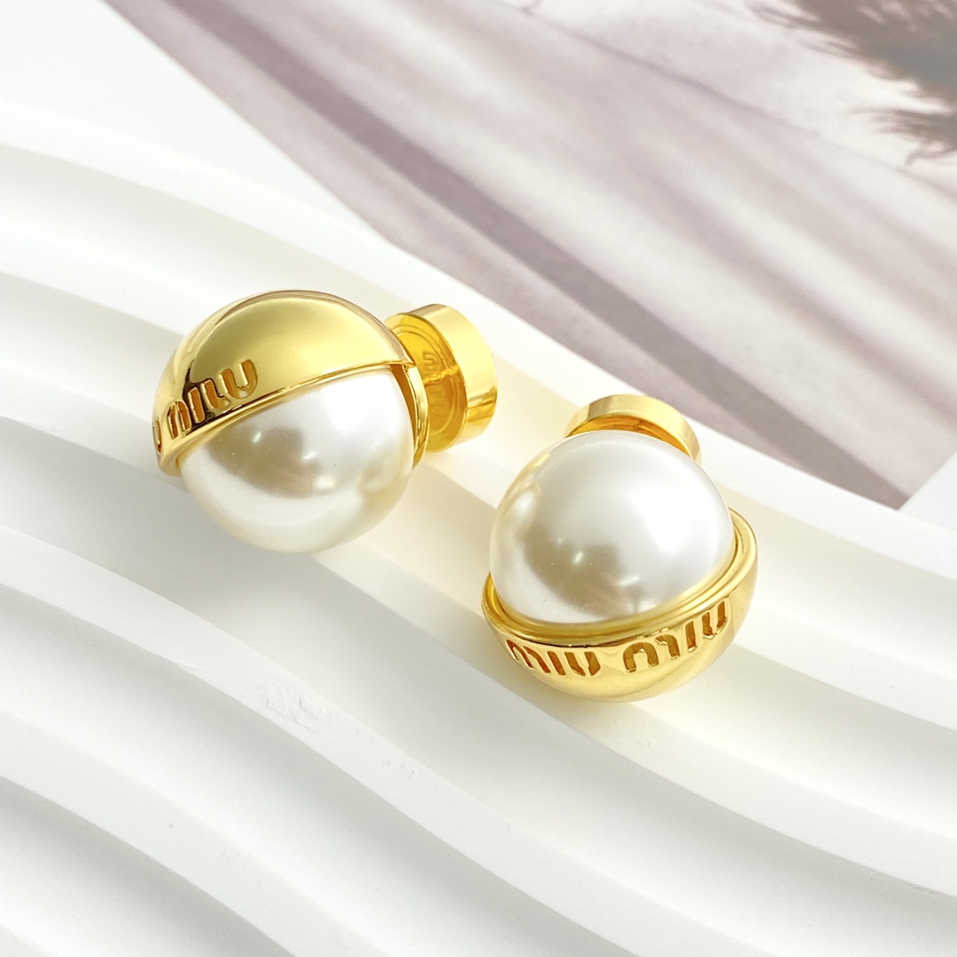 Miu Miu MiuMiu半圆珍珠耳钉 款 爆上新