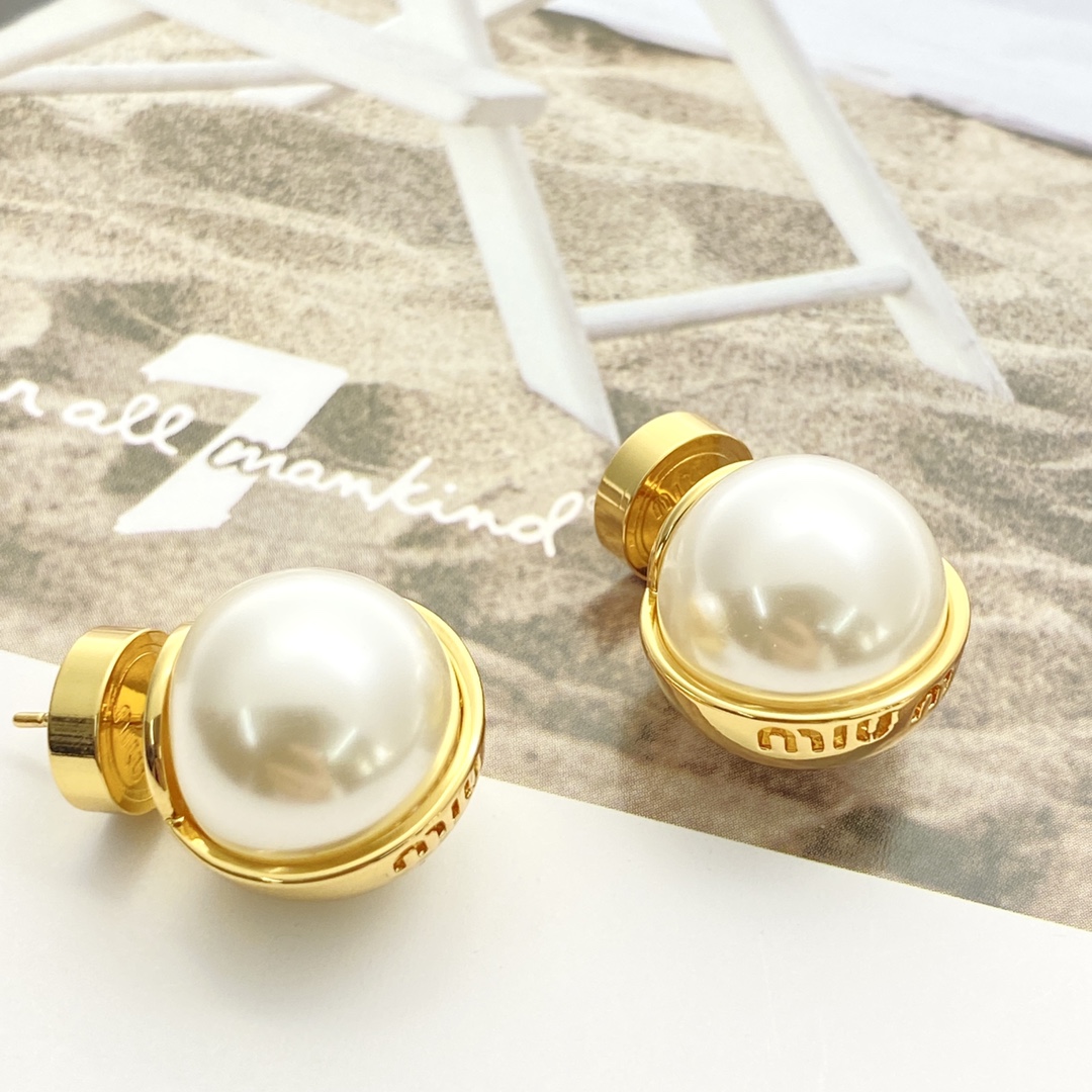 Miu Miu MiuMiu半圆珍珠耳钉 款 爆上新
