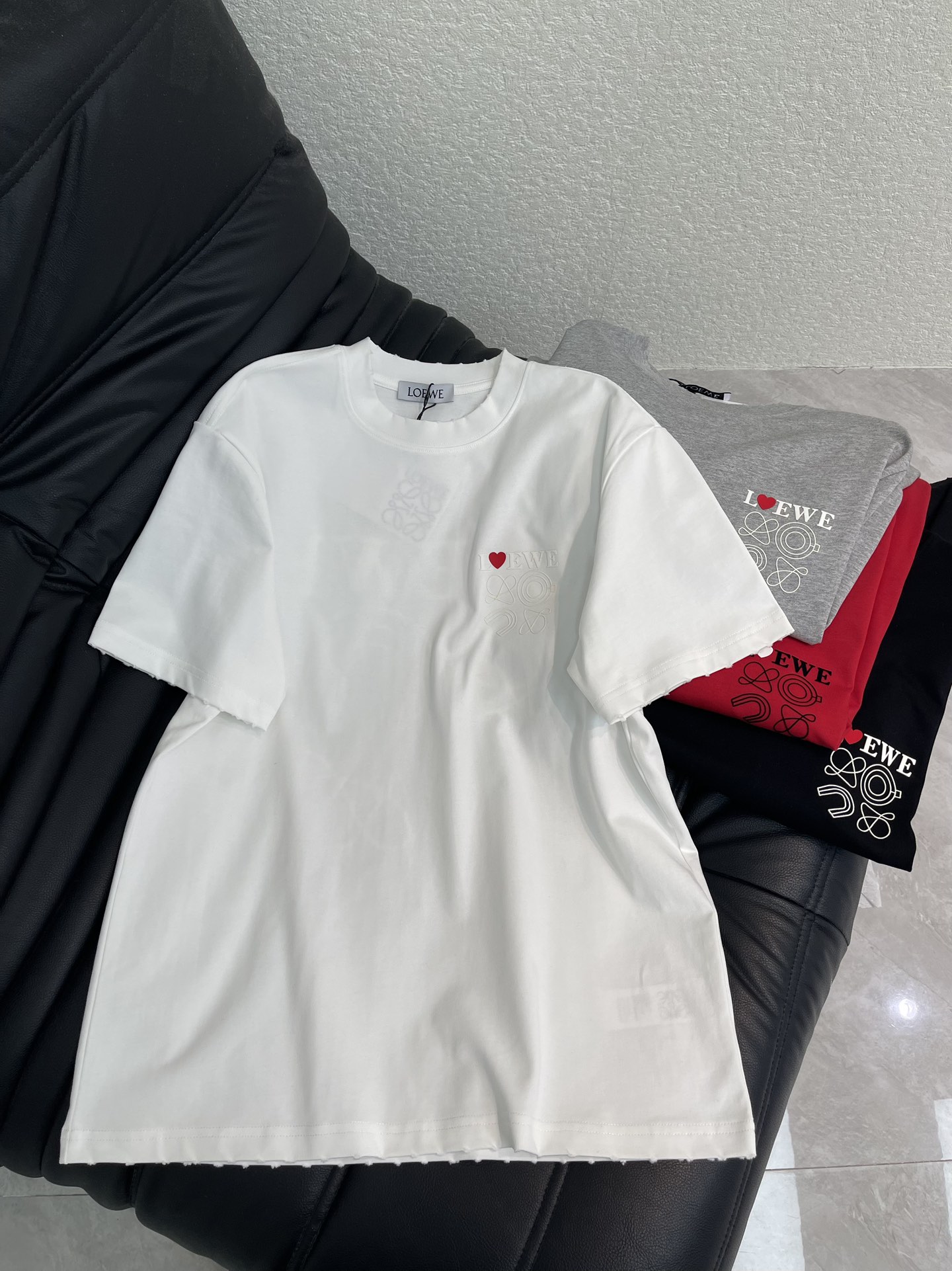 NO:708182,Loew*26 new love series short-sleeved T-shirt. This printed short-sleeved T-shirt is made of high-weight pure cotton, soft and comfortable, and super friendly for daily wear! The front and rear panels are flocked and spliced ​​with brand letters + love patterns, which are simple and recognizable. The loose version is tolerant to a variety of body types and is versatile. The same style for men and women!  S-XL AA,,loewe,T-shirt,tees,t-shirt,19860909Loew*26新款爱心系列短袖T恤.这款印花短袖T恤,采用高克重纯棉材质,柔软舒适,日常穿着超友好!胸前后幅植绒拼接品牌字母+爱心图案,简约又有辨识度.宽松版型,包容多种身材, 百搭款.男女同款！S-XL AA,,loewe,T-shirt,tees，t-shirt,,Women's clothing