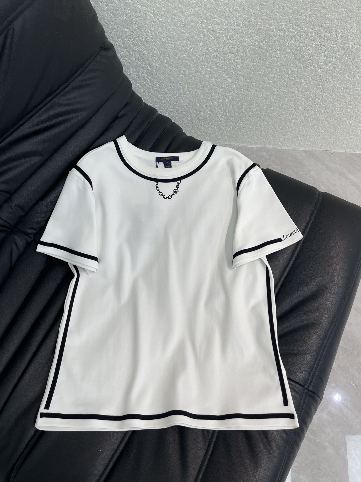 NO:697680,Louis Vuitto*26 new product, exquisite contrasting color webbing short-sleeved T-shirt, high-end fabric, skin-friendly, breathable and comfortable, iconic letter pattern, low-key luxury, age-reducing girlhood!  A must-have artifact for Bai Fumei!  The classic version is versatile and easy to wear. It is highly recommended to keep it for yourself!  The quality of workmanship depends on the details SML A,,louis vuitton,T-shirt,tees,t-shirt,19860909Louis Vuitto*26新品精致撞色织带短袖T恤 高订面料 亲肤透气舒适 标志性字母图案低调奢华 减龄少女时代！白富美必备神器！ 经典版型百搭不挑人 强烈推荐自留款！ 做工品质看细节 SML A,,louis vuitton,T-shirt,tees，t-shirt,,Women's clothing