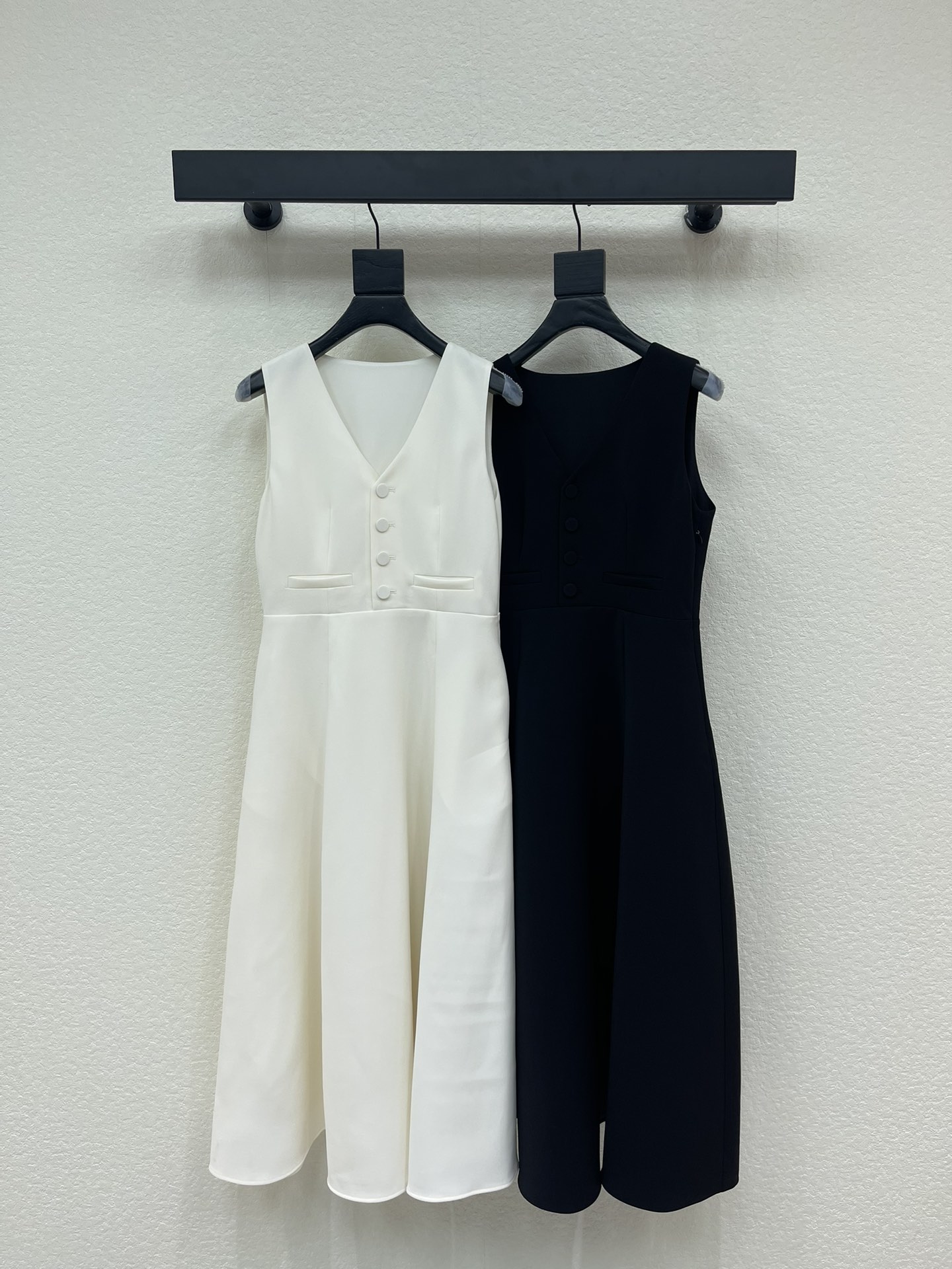 NO:697679,Dio*26 new vest sleeveless V-neck dress. Customized YB imported material, glossy texture, smooth and comfortable, V-neck sleeveless dress cut, all-over plain color using tailoring and details to enhance sophistication, waist tie at the back to adjust the elasticity, more tolerant and conducive to modifying the body shape, V-neck front with waist details, full of curves, exquisite charm, four-season style, white and rich wearing temperament. S-XL A,, dior, skirts,19860909Dio*26新款背心无袖V领连衣裙.定制YB进口材质,质感光泽,垂顺舒适,v领无袖连衣裙剪裁,通体素色利用剪裁和细节提升精致度,后背收腰系带调节松紧,更包容利于修饰身形,V领前襟搭配收腰细节,曲线尽显,精致魅力,四季款,穿搭气质白富美.S-XL A,,dior,skirts,,Women's clothing