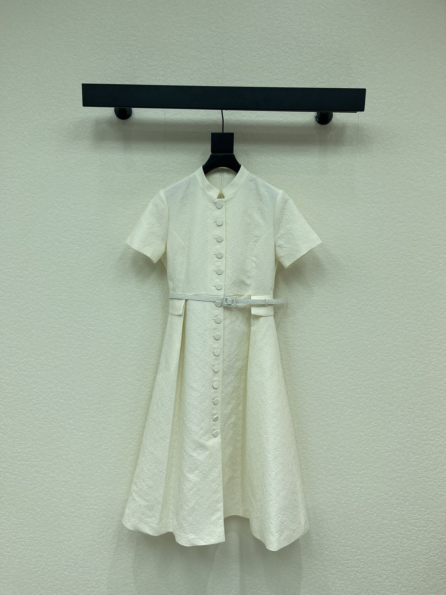 NO:697681,Dio*26 new pleated belt dress. Customized YB imported material, the fabric has obvious pleated texture of convex flower vines, and has a stylish drape. The waistband dress is cut with a small stand-up collar and short sleeves, using tailoring and details to enhance sophistication. The design of the shoulder sleeves is elegant and elegant, with a full front button placket and flap pocket decoration on both sides, low-key showing the luxurious tone, and the feminine atmosphere enhances the charm.  , The belt adjustment can easily outline the graceful figure, showing the overall intellectual temperament and tolerating the figure, and the upper body is simple and advanced. SML, dior, skirts, T-shirt,19860909Dio*26新款褶皱腰带连衣裙.定制YB进口材质,面料凹凸花朵藤蔓的褶皱肌理明显,垂感有型,小立领短袖腰带连衣裙剪裁,利用剪裁和细节提升精致度,正肩肩袖设计大气优雅,搭配前襟纽扣全开襟和两侧翻盖口袋装饰,低调彰显奢华调性,柔美气息提升魅力 ,腰带调节,轻松勾勒曼妙身形,更显整体知性气质包容身形,上身简约高级.SML,,dior,skirts,T-shirt,,Women's clothing