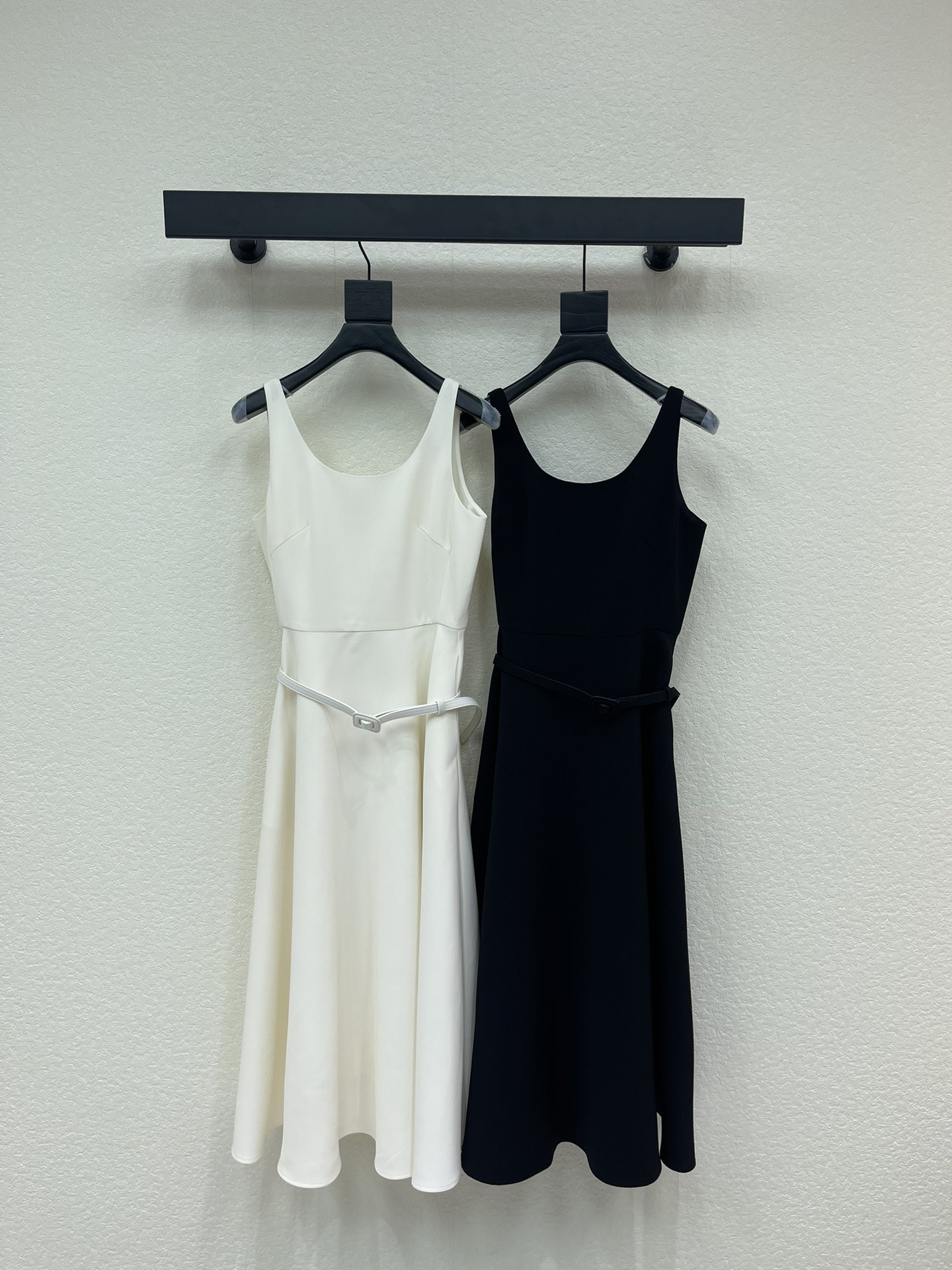 NO:697675,Dio*26 new sling waist sleeveless dress. Customized YB imported material, glossy texture, smooth and comfortable, U-neck sleeveless dress with waist cut, all-over plain color using tailoring and details to enhance sophistication, with belt to adjust the elasticity, more tolerant and conducive to modifying the body shape, full of curves, exquisite charm, four-season style, white and rich wearing temperament. SML,, dior, skirts,19860909Dio*26新款吊带收腰无袖连衣裙.定制YB进口材质,质感光泽,垂顺舒适,U领无袖连衣裙收腰剪裁,通体素色利用剪裁和细节提升精致度,带腰带调节松紧,更包容利于修饰身形,曲线尽显,精致魅力,四季款,穿搭气质白富美.SML,,dior,skirts,,Women's clothing