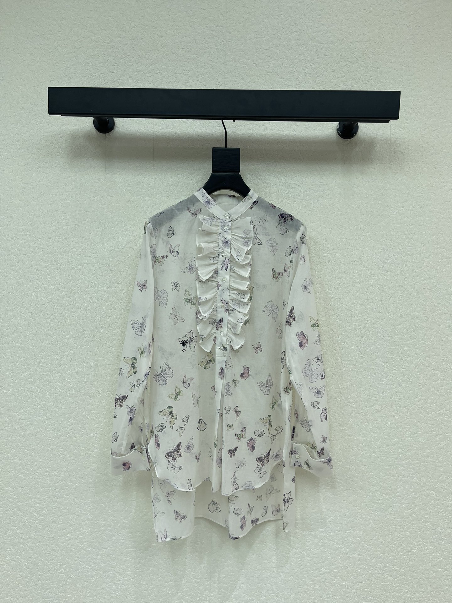 NO:697669,Dio*26 new butterfly print long-sleeved shirt!  Reinterpretation of Dior's classic pattern. The custom-made imported shirt is made of light and delicate cotton material, with ruffled collar and cuffs, full of layering, and exquisite details embroidered with CD bees. The classic short front and long slits are loose and casual in design. The temperament is elegant and charming. The quality of workmanship depends on the details!  SML A,,dior,shirts,19860909Dio*26新品蝴蝶印花长袖衬衣！重新诠释 Dior 经典图案.定制进口衬衫棉材质轻盈细腻,荷叶边领口和袖口,层次感十足,细节精致刺绣CD小蜜蜂,经典的前短后长开叉宽松版型设计浪漫随性,气质优雅迷人,做工品质看细节！SML A,,dior,shirts,,Women's clothing