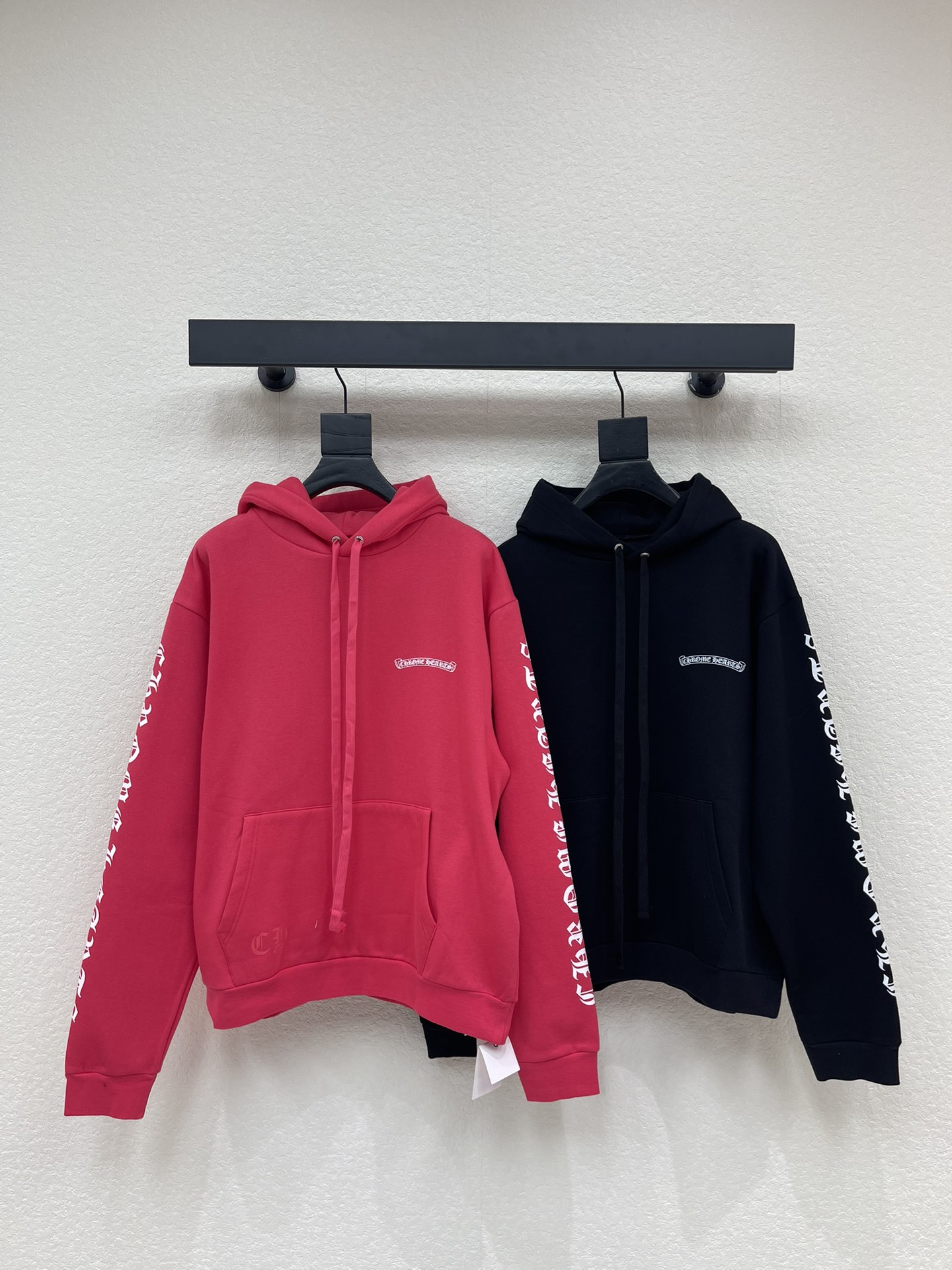 NO:697309,Chrome Heart* Chrome Heart 26 new Sanskrit printed hooded velvet sweatshirt. Simple but not simple design, showing unique taste. The exquisite and small white logo on the chest reveals luxury in a low-key manner. The unique white letter printing on the sleeves interprets the unique American Gothic aesthetics. Same style for men and women!  S-XXL,,chrome hearts,chrome hearts,hoodie,sweatshirts,hats,19860909Chrome Heart*克罗心26新款梵文印花连帽加绒卫衣.简约而不简单的设计,彰显着独特品味.胸前精致小巧的白色标识,低调中透露着奢华 袖子上别具一格的白色字母印花,诠释独特的美式哥特美学.男女同款！S-XXL,,chrome hearts,chrome hearts,hoodie,sweatshirts,hats,,Women's clothing