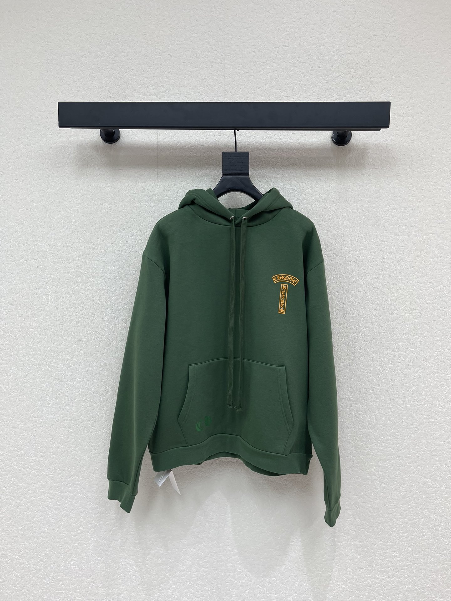 NO:697332,Chrome Heart* Chrome Heart 26 new green logo letter printed hooded drawstring and velvet sweatshirt. The whole sweatshirt is a loose version, very tolerant, comfortable and slimming, casual and generous. The dropped shoulders and loose silhouette highlight the laziness of wearing. Casual yet fashionable, various body types can be easily controlled. The upper body is handsome and stylish, and it can cover the flesh and make you slim. The customized fabric is soft and skin-friendly, highly recommended, the same style for men and women!  S-XL A,,chrome hearts,chrome hearts,hoodie,sweatshirts,hats,19860909Chrome Heart*克罗心26新款绿色logo字母印花连帽抽绳加绒卫衣.整件卫衣是宽松的版型包容性非常好 舒适又显瘦 随性大方 落肩与宽松的廓型凸显穿着的慵懒感 随意又不失时髦感各种体型都可以轻松驾驭 上身帅气有型还能遮肉显瘦 定制面料柔软亲肤强烈推荐,男女同款！S-XL A,,chrome hearts,chrome hearts,hoodie,sweatshirts,hats,,Women's clothing