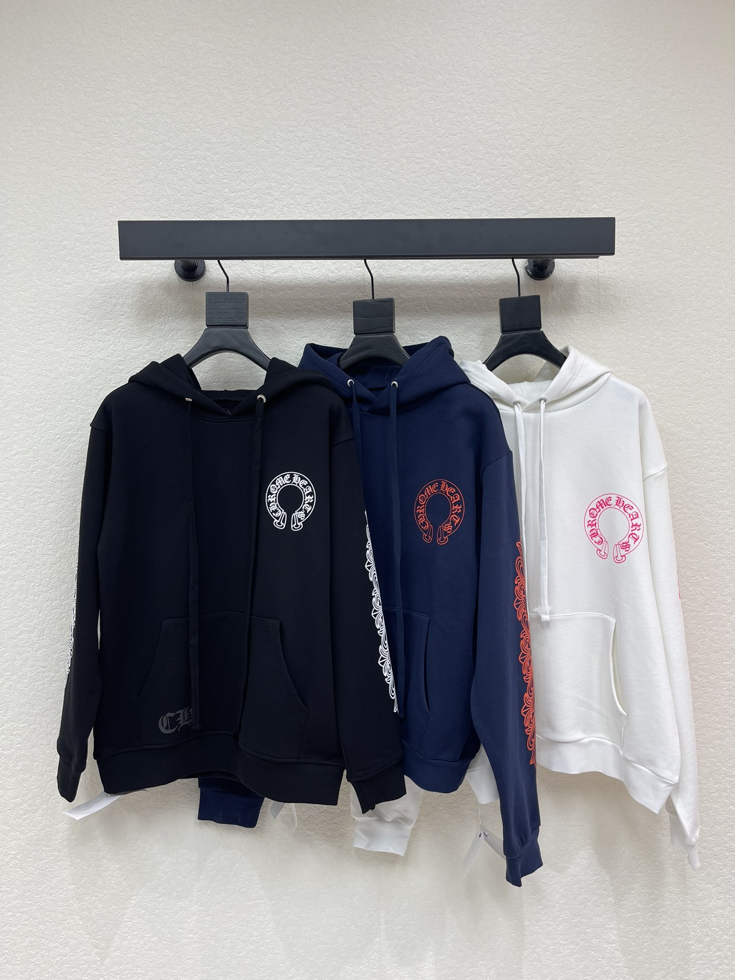 NO:697336,Chrome Heart* Chrome Heart 26 new style horseshoe flower arm hooded sweatshirt. Sanskrit letter rattan flower cross horseshoe hooded, same style for men and women, a must-have basic and versatile in early autumn, easy to solve daily matching problems!  Casual style hooded, the silhouette is casual, smooth, casual and tolerant. Customized pure cotton fabric, comfortable upper body. S-XL A,,chrome hearts,chrome hearts,hoodie,sweatshirts,hats,19860909Chrome Heart*克罗心26新款马蹄花臂连帽卫衣.梵文字母藤花十字马蹄连帽,男女同款,初秋必备基础百搭,轻松解决日常搭配问题！休闲版型连帽,廓形随性流畅休闲感十足包容性强.定制纯棉面料,上身舒适.S-XL A,,chrome hearts,chrome hearts,hoodie,sweatshirts,hats,,Women's clothing