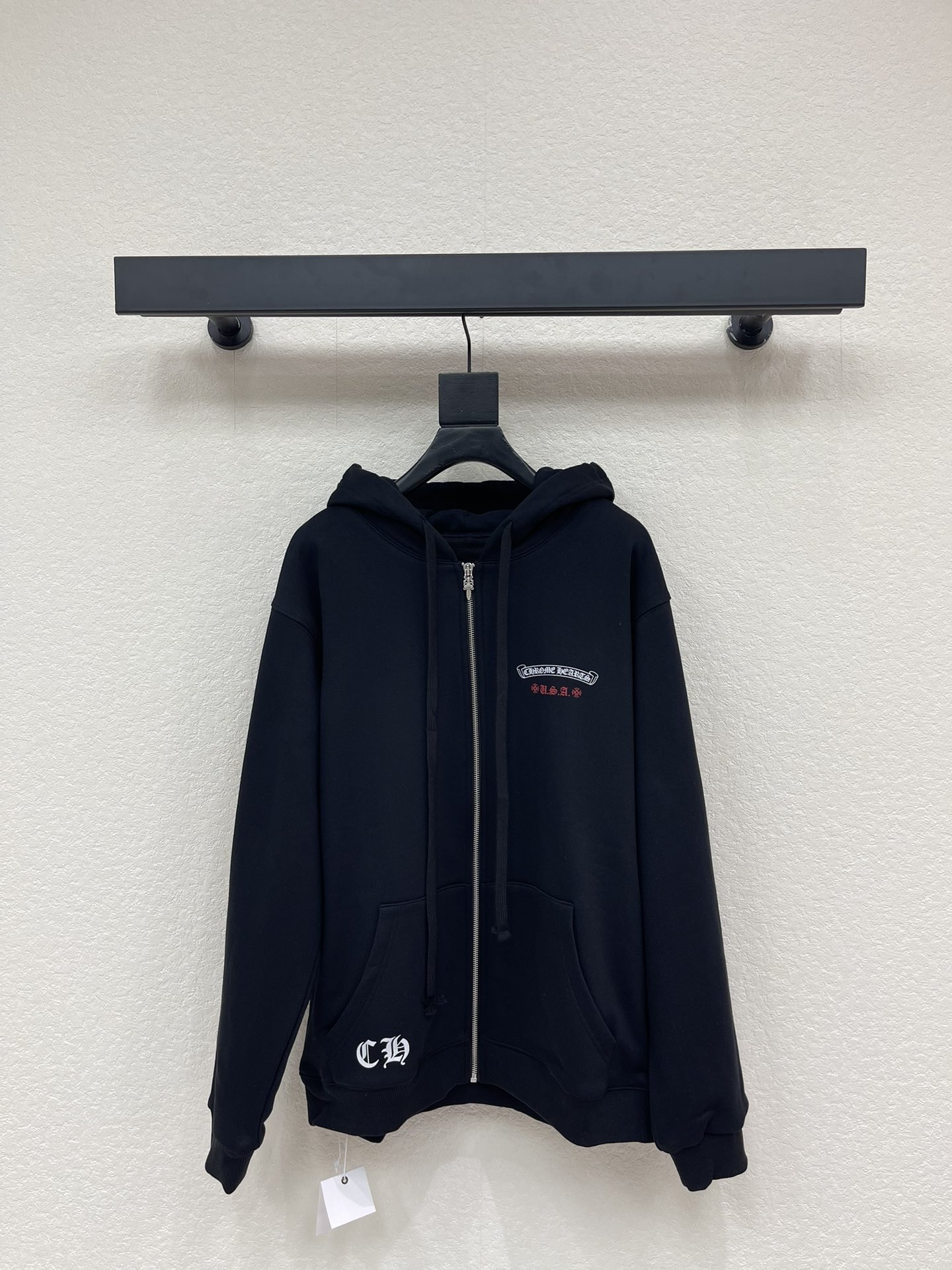 NO:697325,Chrome Heart* Chrome Heart 26 new distressed American flag Sanskrit printed zipper hooded sweatshirt jacket. The distressed printed pattern on the back is exquisite and eye-catching. The zipper design is easy to put on and take off, and the hooded style adds casual sexiness. The loose version is friendly to all body shapes. Whether it is paired with a skirt to create a sweet and cool style, or paired with trousers for a casual and cool style, you can easily hold it. The same style for men and women!  M-XXL,,chrome hearts,chrome hearts,hoodie,sweatshirts,skirts,jackets & coats,hats,19860909Chrome Heart*克罗心26新款做旧美国国旗梵文印花拉链连帽卫衣外套.后背做旧印花图案,精致又吸睛.拉链设计方便穿脱,连帽款式增添随性感,宽松版型对各种身形都很友好,无论是搭配裙装打造甜酷风,还是配裤装走休闲潮酷路线,都能轻松hold住,男女同款！M-XXL,,chrome hearts,chrome hearts,hoodie,sweatshirts,skirts,jackets & coats,hats,,Women's clothing