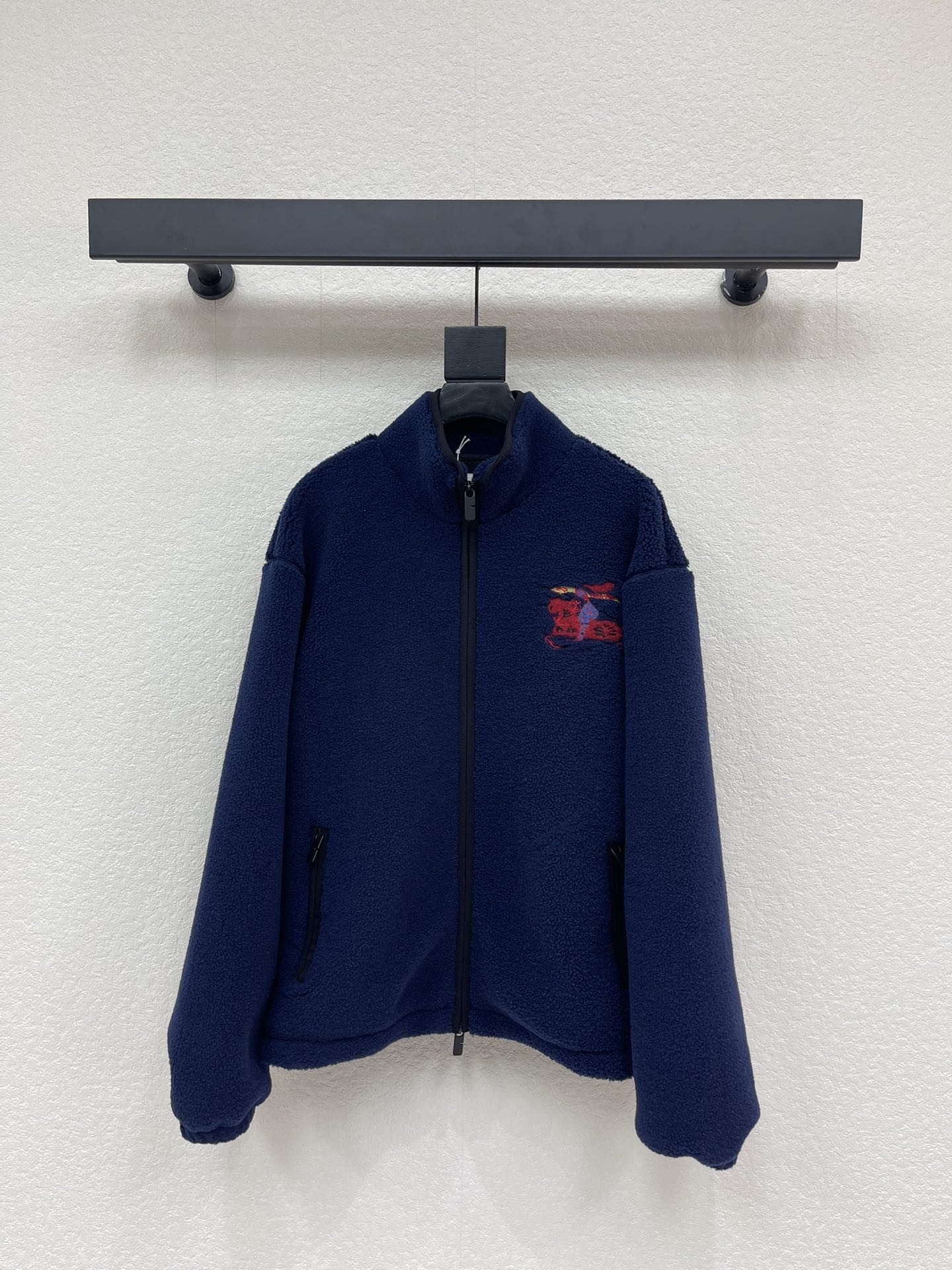 NO:696969,Burberr*26 early spring new style BBR New Year's stand collar Teddy plush jacket. New Year's Series# The whole body is decorated with Teddy plush material, with a grainy short velvet texture. The texture is soft and comfortable. The soft and waxy lamb hair texture brings winter warmth. The equestrian knight plush three-dimensional embroidery badge embellishes the body.  , has become the finishing touch of brand recognition. The stand-up collar design is neat and capable, and the silhouette is more casual. The black hardware details of the zipper and pocket make the whole body casual yet refined. The loose silhouette is not flattering on the body shape, and the outfit is fashionable and western-style. SML,, burberry, jackets  & coats,19860909Burberr*26早春新款BBR贺岁立领泰迪毛绒外套.新年贺岁系列#通体饰以泰迪毛绒材质,颗粒感十足的短绒肌理,质感柔软舒适,软糯的羊羔毛质地带来冬日温暖,马术骑士毛绒立体刺绣徽章点缀衣身,成为品牌辨识度的点睛之笔.立领设计利落干练,版型更添休闲随性,拉链与口袋的黑色五金细节,让整体在慵懒中不失精致.宽松的廓形不挑身形,穿搭时髦洋气.SML,,burberry,jackets & coats,,Women's clothing