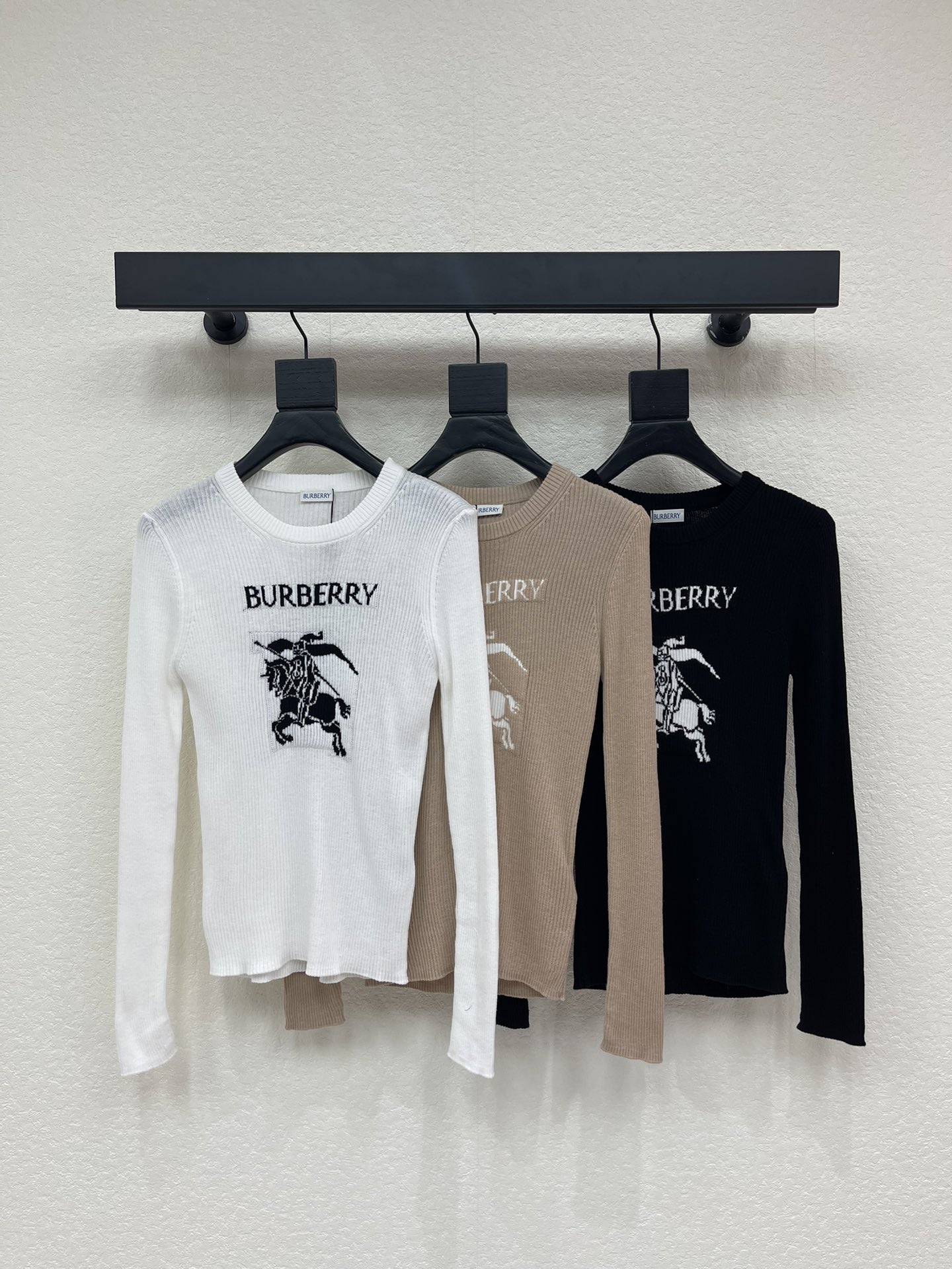 NO:696981,Burberr*26 new early spring war horse jacquard knitted round-neck wool bottoming shirt, slim fit and super slim, wool material is super warm, fashionable and versatile, available now!  SML,,burberry,19860909Burberr*26早春新款战马提花针织圆领羊毛打底衫,修身版型超显瘦,羊毛材质超保暖,时尚百搭,现货开抢！SML,,burberry,,Women's clothing