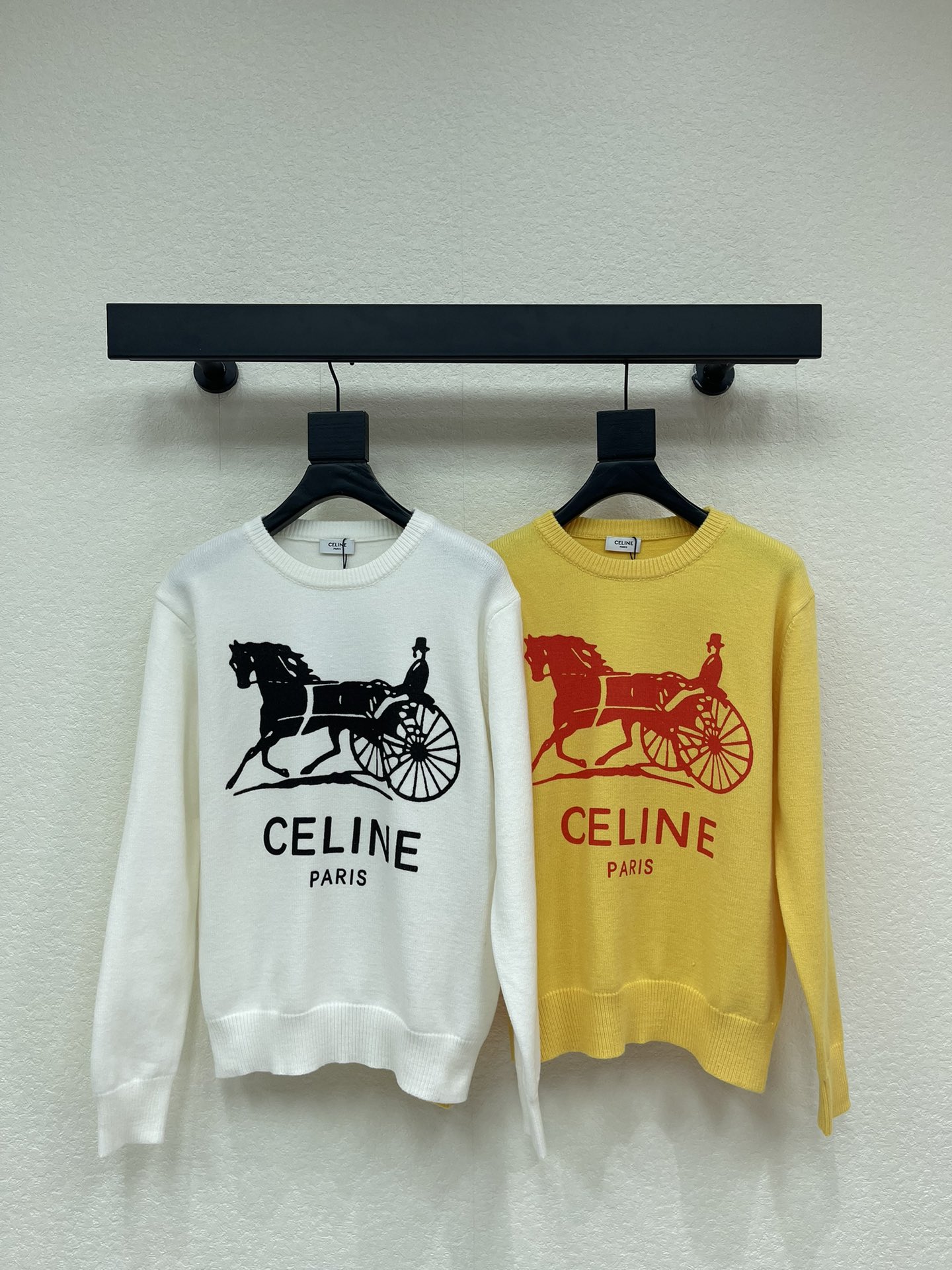 NO:696972,Celin*26 new early spring horse-drawn carriage print knitted sweater. Customized YB cashmere yarn weaving, comfortable to wear and full of texture. The round-neck knitted pullover sweater is cut, and the bright yellow background hits the CELIN* classic horse-drawn carriage totem, which brings the French retro publicity and romance just right. Warmth  The yellow tone is lively and eye-catching, and the retro print is self-recognizable. Wearing it alone can give you a casual and elegant Parisian accent. It is the finishing touch for dazzling outfits in autumn and winter. The neat silhouette outlines a casual sense of fashion, and the outfit is lazy and stylish. SML,,celine,sweaters,19860909Celin*26早春新款马车印花针织毛衣.定制YB羊绒纱线织造,穿搭舒适,质感十足,圆领针织套头毛衣裁剪,明黄底色撞上CELIN*经典马车图腾,把法式复古的张扬与浪漫揉得恰到好处.暖调黄鲜活又吸睛,复古印花自带辨识度,单穿就能穿出随性又贵气的巴黎腔调,秋冬的亮眼穿搭就靠它点睛,利落的版型勾勒出随性的时髦感,穿搭慵懒洋气.SML,,celine,sweaters,,Women's clothing