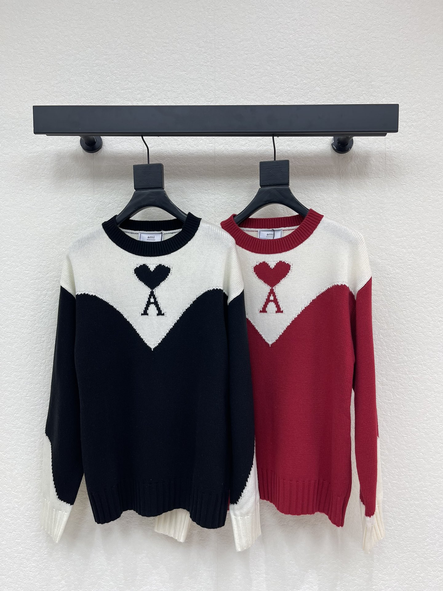 NO:696984,Ami*26 new early spring style contrasting color love crochet knitted round neck long-sleeved sweater!  Customized wool blend yarn material weaving, dense fine knitting, clear hairy texture, comfortable and skin-friendly, heart pattern decoration outlined on the back, rich design layering, regular fit, tolerant of body shape, fashionable style!  SML,,sweaters,19860909Ami*26早春新款撞色爱心钩花针织圆领长袖毛衣！定制羊毛混纺纱线材质织造 密度细针织造 清晰毛感肌理 舒适亲肤 后背勾勒出爱心图案装饰 丰富设计层次感 常规版型 包容身材 穿搭风格时髦！SML,,sweaters,,Women's clothing