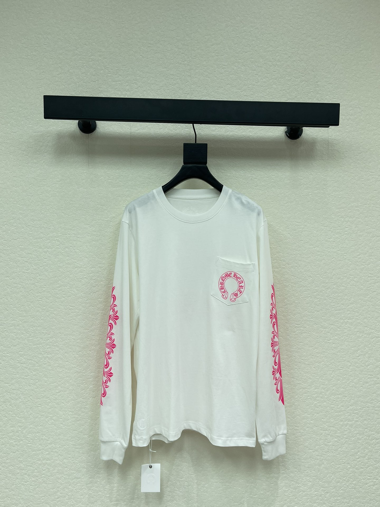 NO:697311,Chrome Heart* Chrome Heart 26 new pink double-sleeved cross vine back Sanskrit long-sleeved T-shirt. Printed pattern on the chest, front and back, highly recognizable. High-quality cotton material, comfortable and breathable to wear, loose fit, perfect for daily or street style!  Same style for men and women!  S-XL A,,chrome hearts,chrome hearts,tees,t-shirt,19860909Chrome Heart*克罗心26新款粉色双袖十字藤蔓后背梵文长袖T恤. 胸前后背印花图案,辨识度超高.高品质棉料,穿着舒适透气,宽松版型,日常或街头风都很OK！男女同款！S-XL A,,chrome hearts,chrome hearts,tees，t-shirt,,Women's clothing