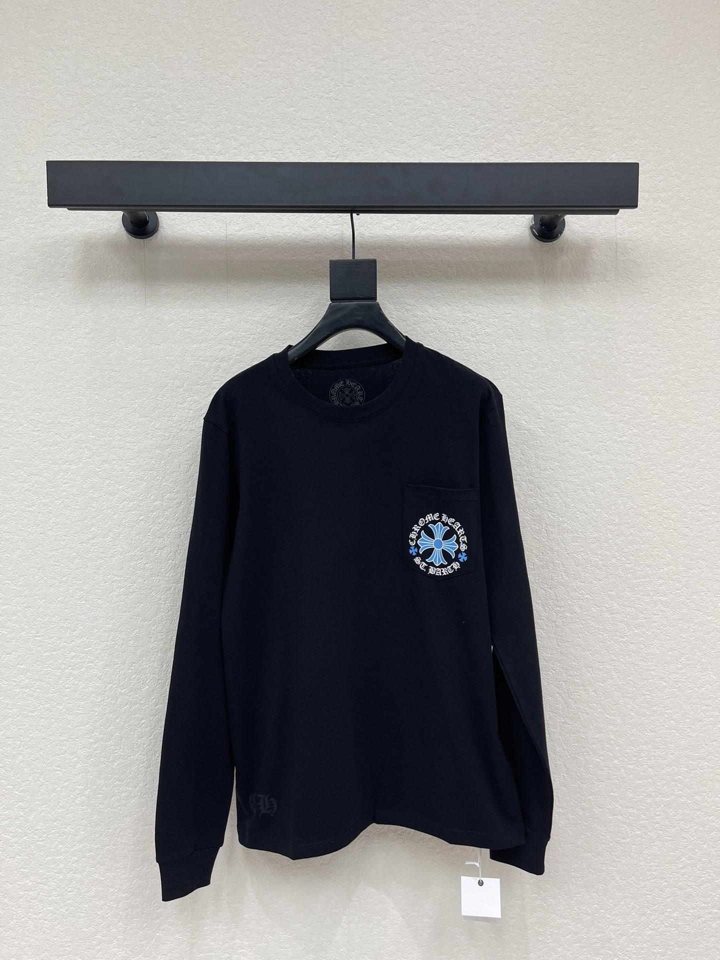 NO:697313,Chrome heart* Chrome heart 26 new ST.barth island limited blue cross long-sleeved T-shirt. Blue cross pattern on the chest, front and back, highly recognizable. High-quality cotton material, comfortable and breathable to wear, loose fit, perfect for daily or street style!  Same style for men and women!  S-XL,,chrome hearts,chrome hearts,tees,t-shirt,19860909Chrome heart*克罗心26新款ST.barth小岛限定蓝色十字架长袖T恤. 胸前后背蓝色十字花图案,辨识度超高.高品质棉料,穿着舒适透气,宽松版型,日常或街头风都很OK！男女同款！S-XL,,chrome hearts,chrome hearts,tees，t-shirt,,Women's clothing